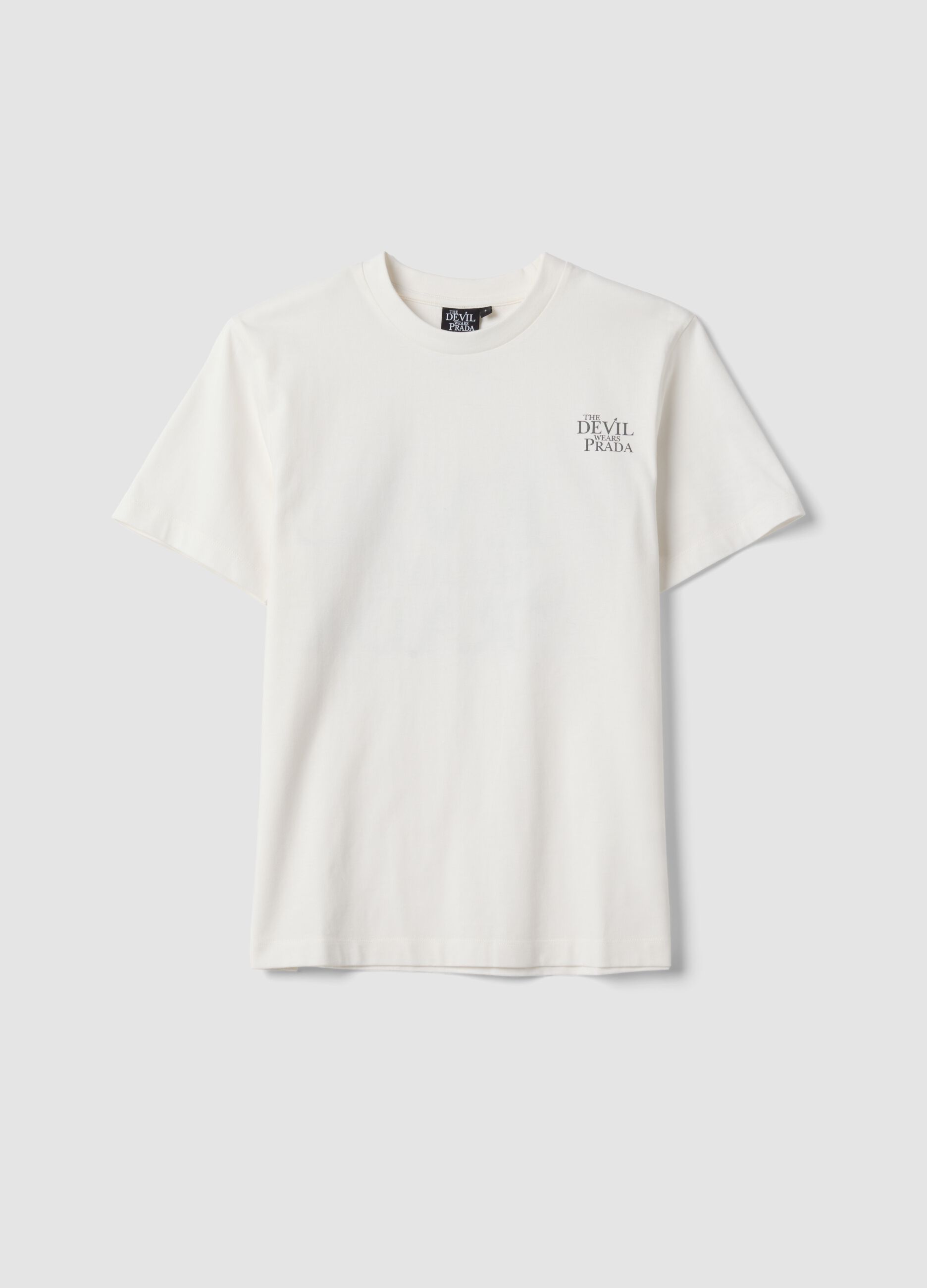 &Lambda;&epsilon;&upsilon;&kappa;ό T-shirt &alpha;&pi;ό 100% &beta;&alpha;&mu;&beta;ά&kappa;&iota; &mu;&epsilon; &sigma;&tau;ά&mu;&pi;&alpha; &laquo;&Omicron; &Delta;&iota;ά&beta;&omicron;&lambda;&omicron;&sigmaf; &Phi;&omicron;&rho;ά&epsilon;&iota; Prada&raquo;, oversized &gamma;&rho;&alpha;&mu;&mu;ή