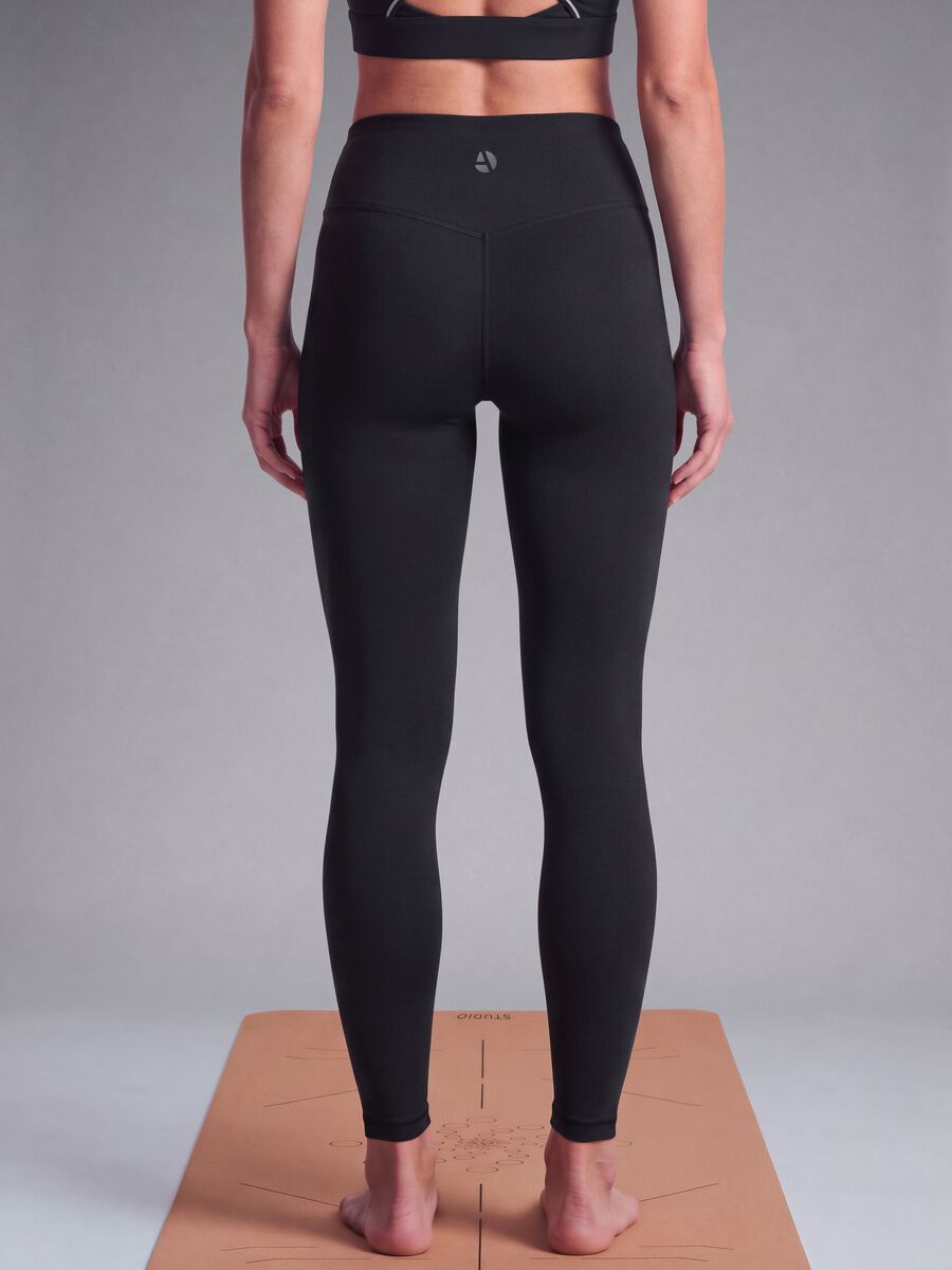 Black high-waisted stretch leggings_3
