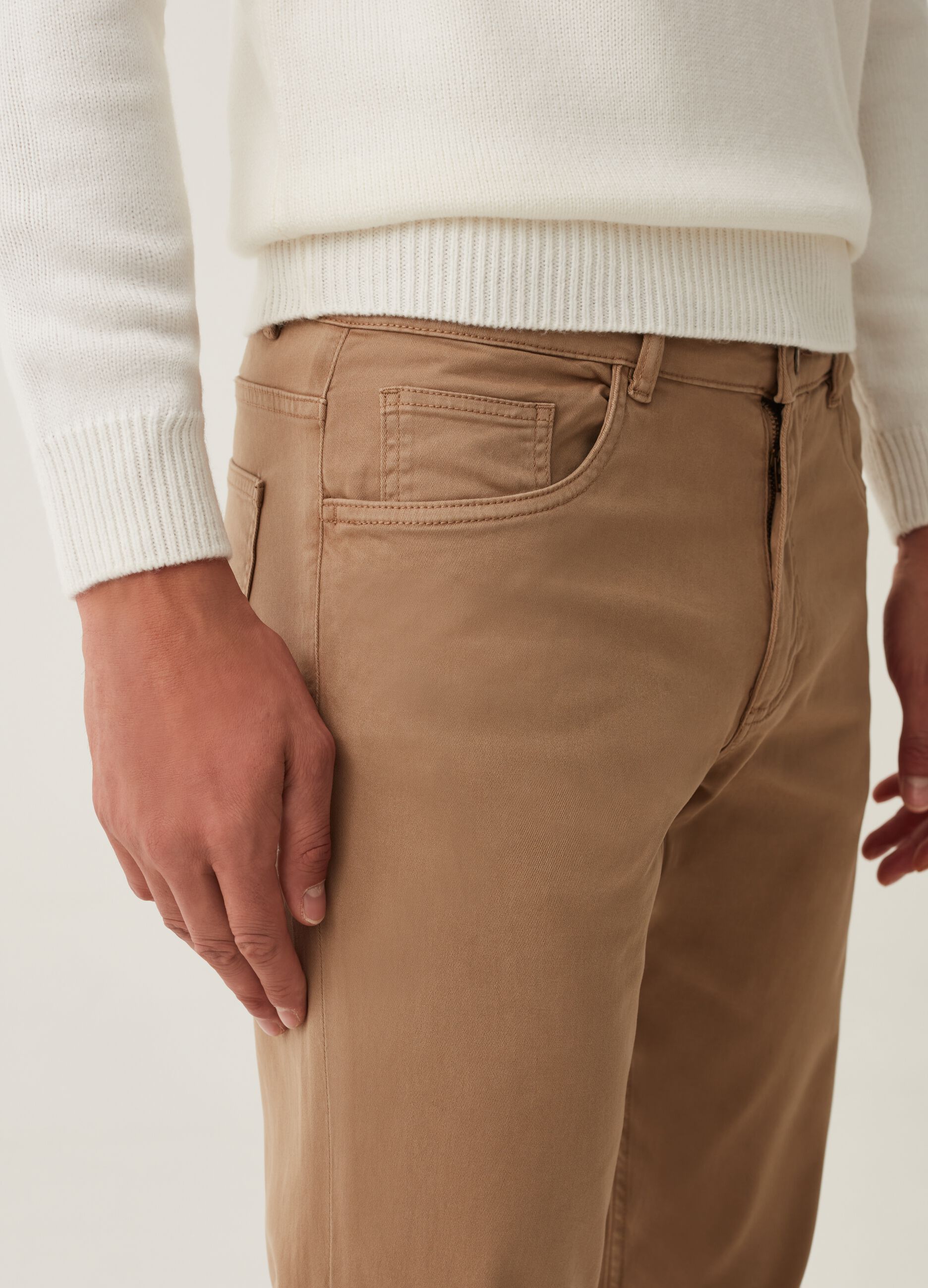 Solid colour trousers with five pockets_3