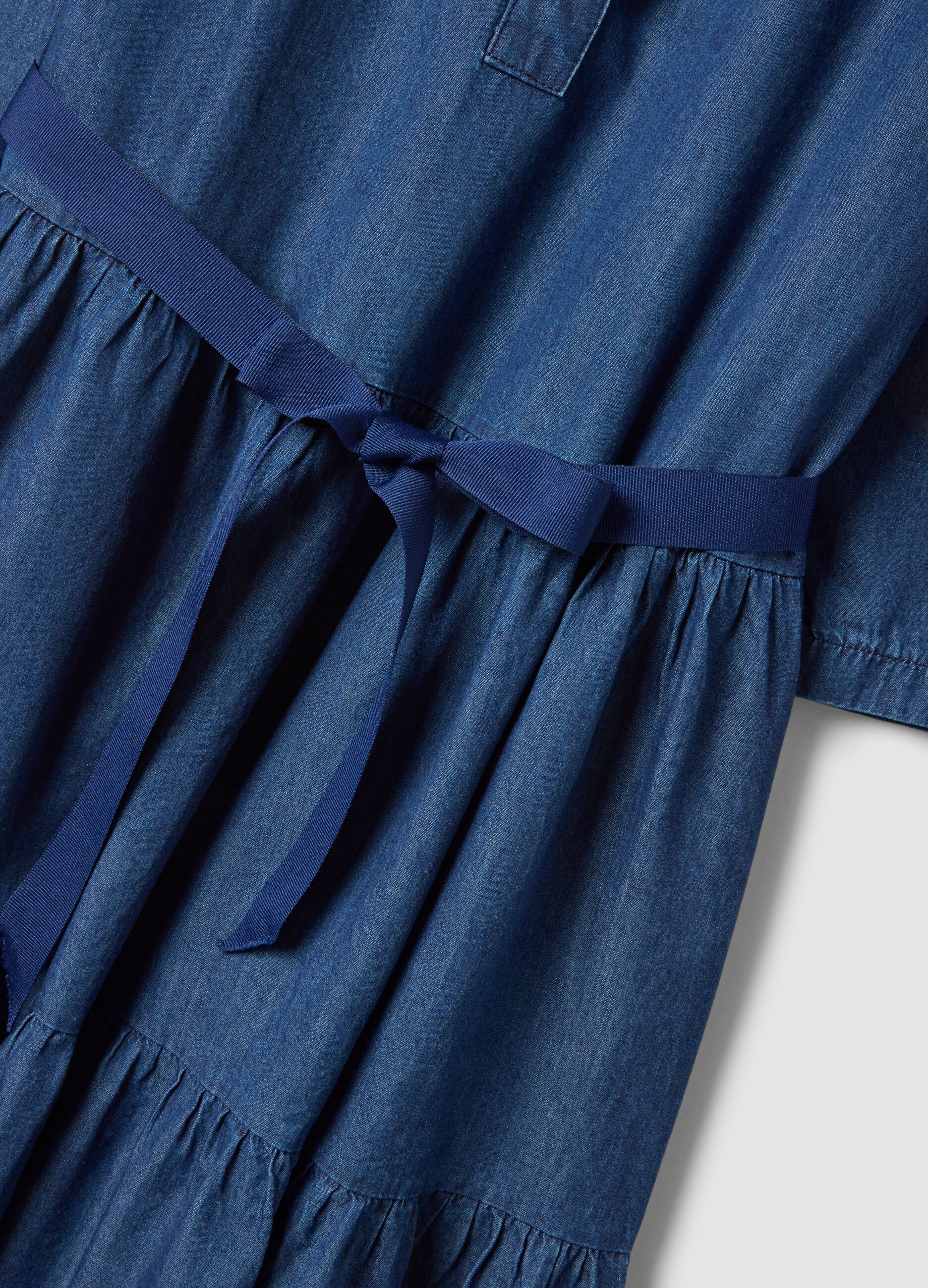 Vestido chemisier azul em algod&atilde;o el&aacute;stico com cinto, corte regular