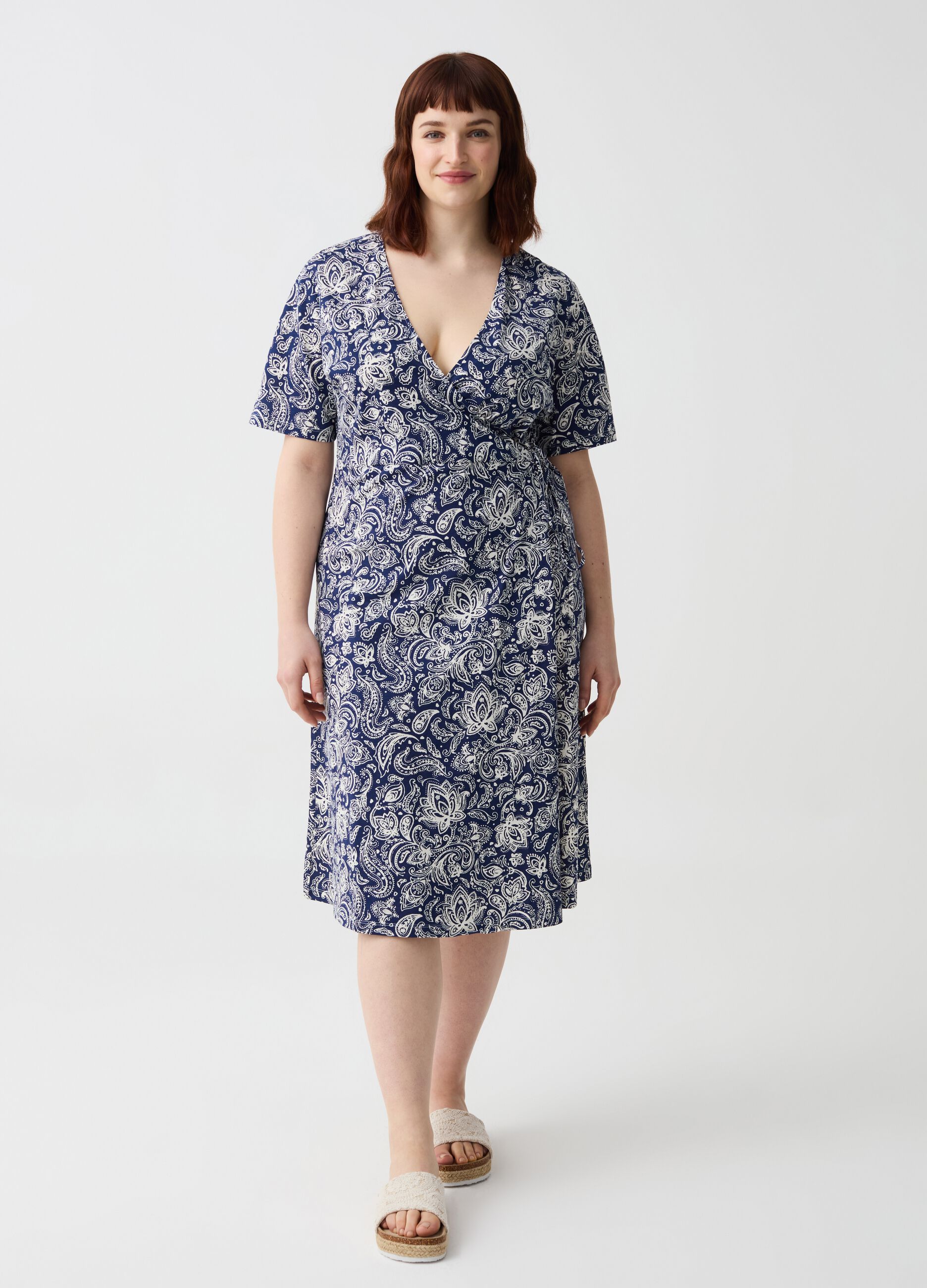 Curvy short wraparound dress with paisley print