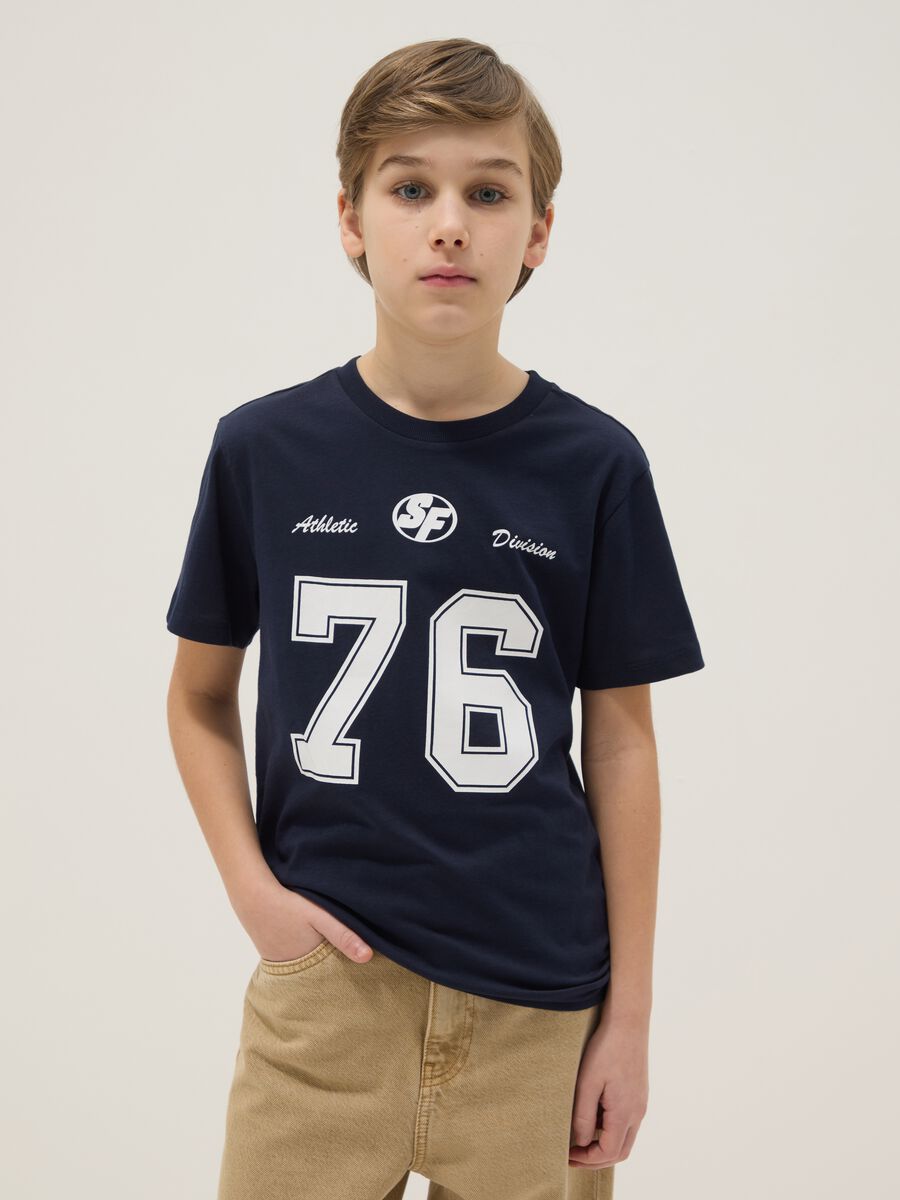 T-shirt bleu gar&ccedil;on en pur coton, coupe regular, avec imprim&eacute;_0