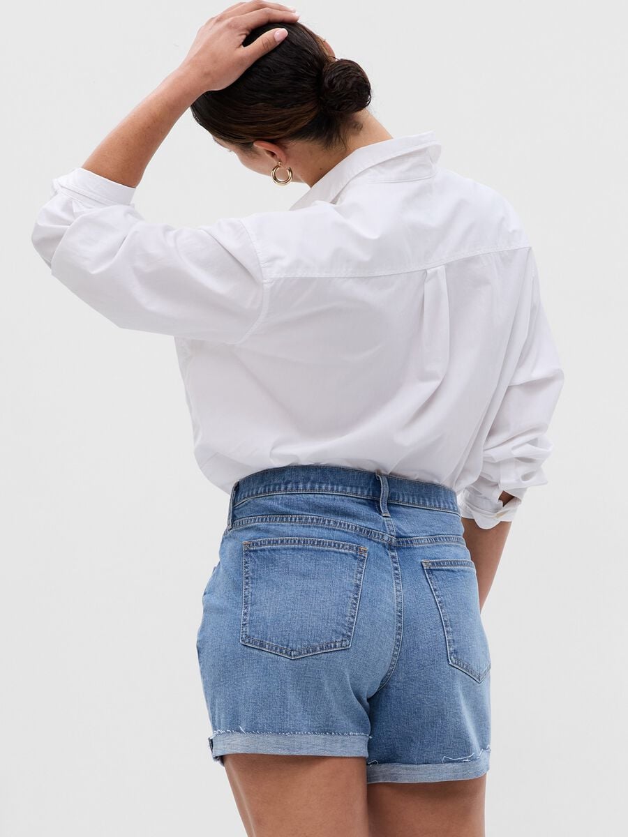 Girlfriend shorts in denim with raw hem_4