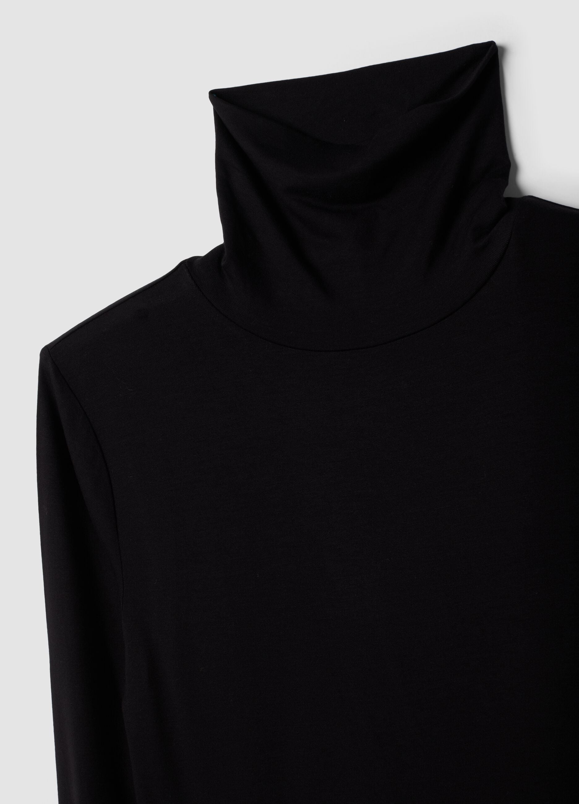 Schwarzes Shirt aus elastischer Viskose mit Stehkragen, Regular Fit