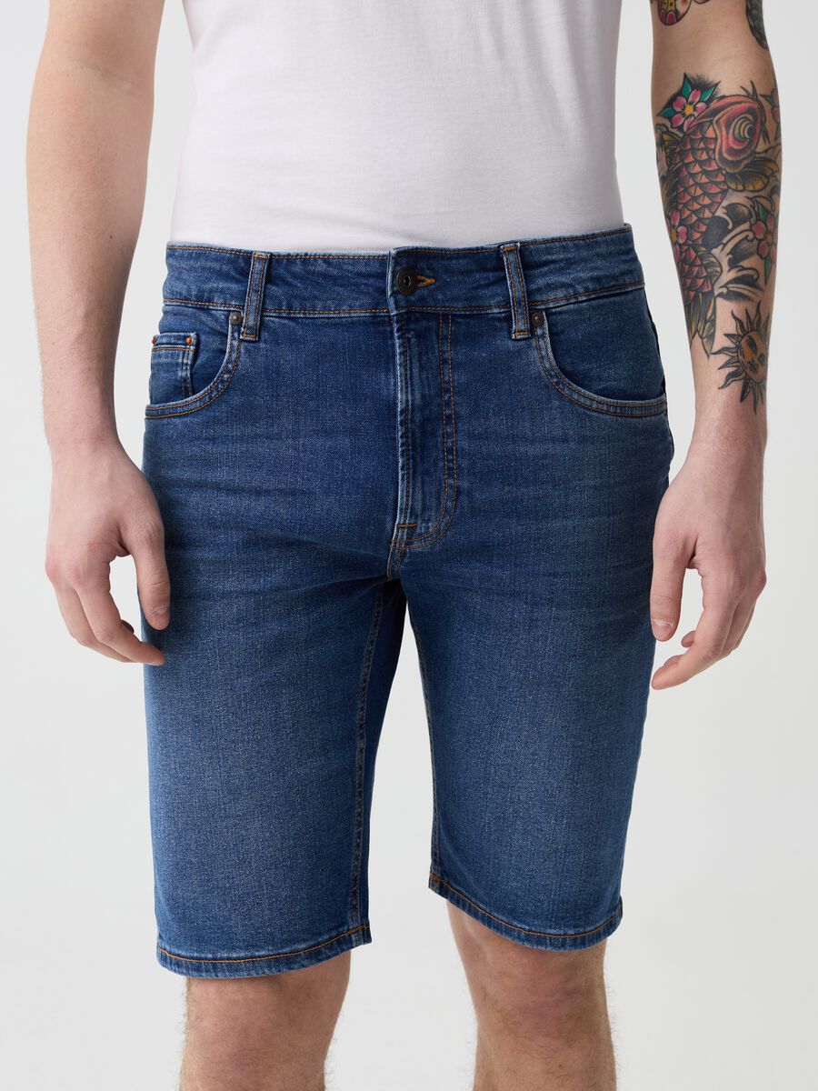 Slim-fit Bermuda shorts in denim with five pockets_1