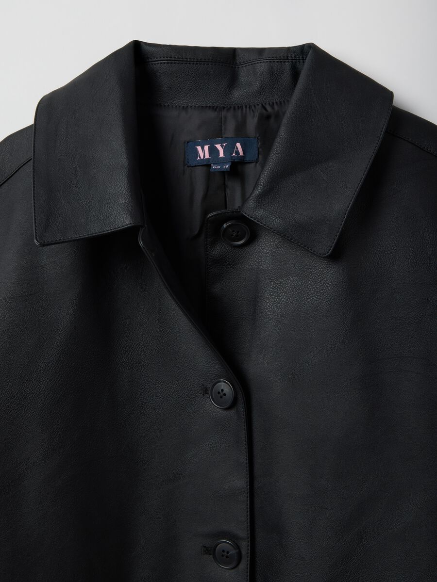 Schwarze Regular-Fit-Jacke mit Kn&ouml;pfen und aufgesetzten Taschen_5