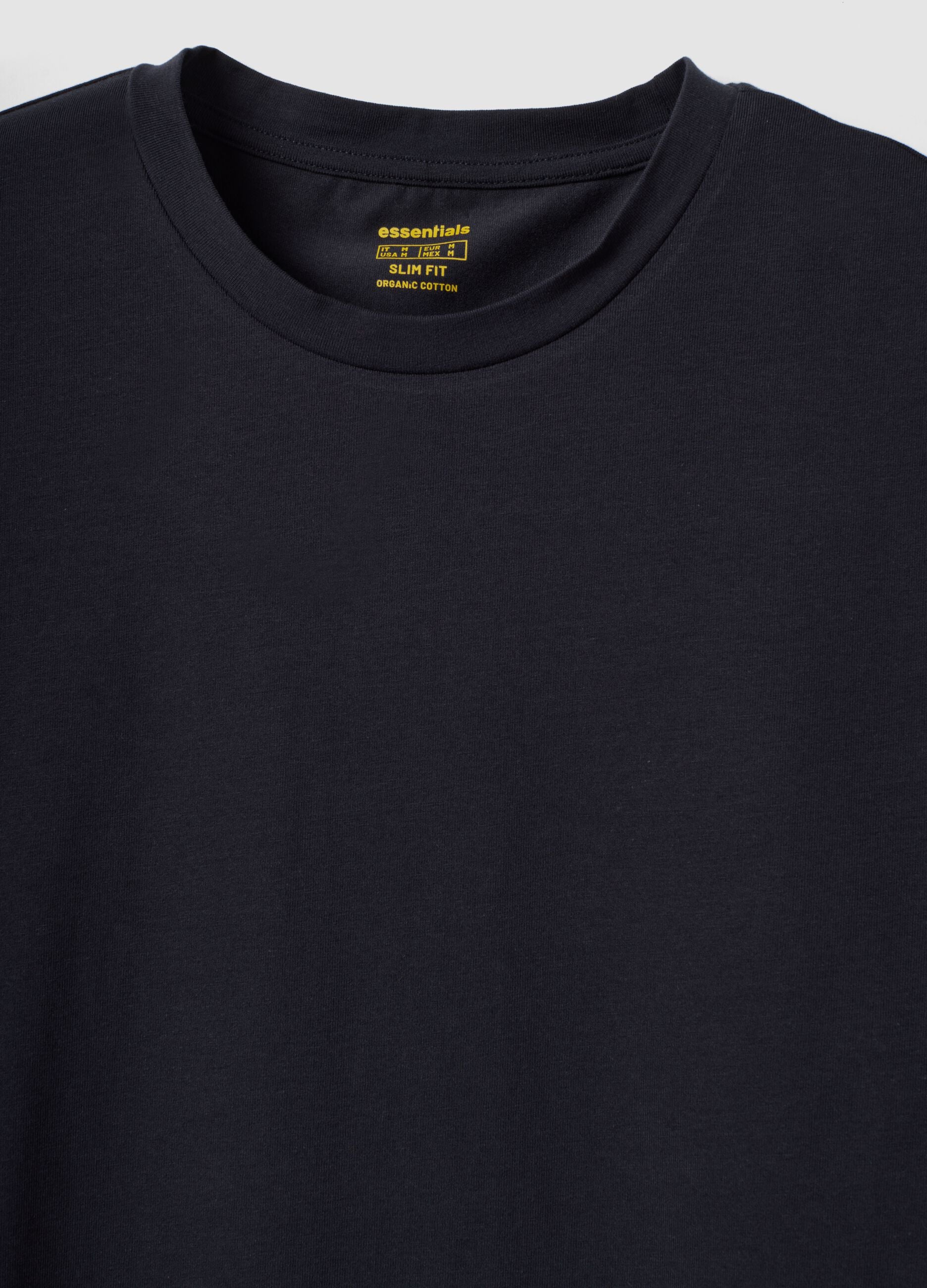 &Mu;&alpha;ύ&rho;&omicron; &alpha;&nu;&delta;&rho;&iota;&kappa;ό T-shirt &alpha;&pi;ό &omicron;&rho;&gamma;&alpha;&nu;&iota;&kappa;ό &beta;&alpha;&mu;&beta;ά&kappa;&iota;, &kappa;&omicron;&nu;&tau;ό &mu;&alpha;&nu;ί&kappa;&iota;, slim fit