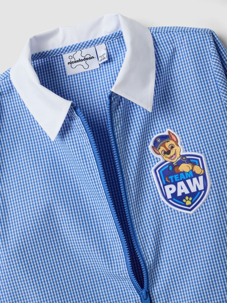 Blau kariertes Kindergarten-Sch&uuml;rzenkittel mit Paw-Patrol-Stickerei_3