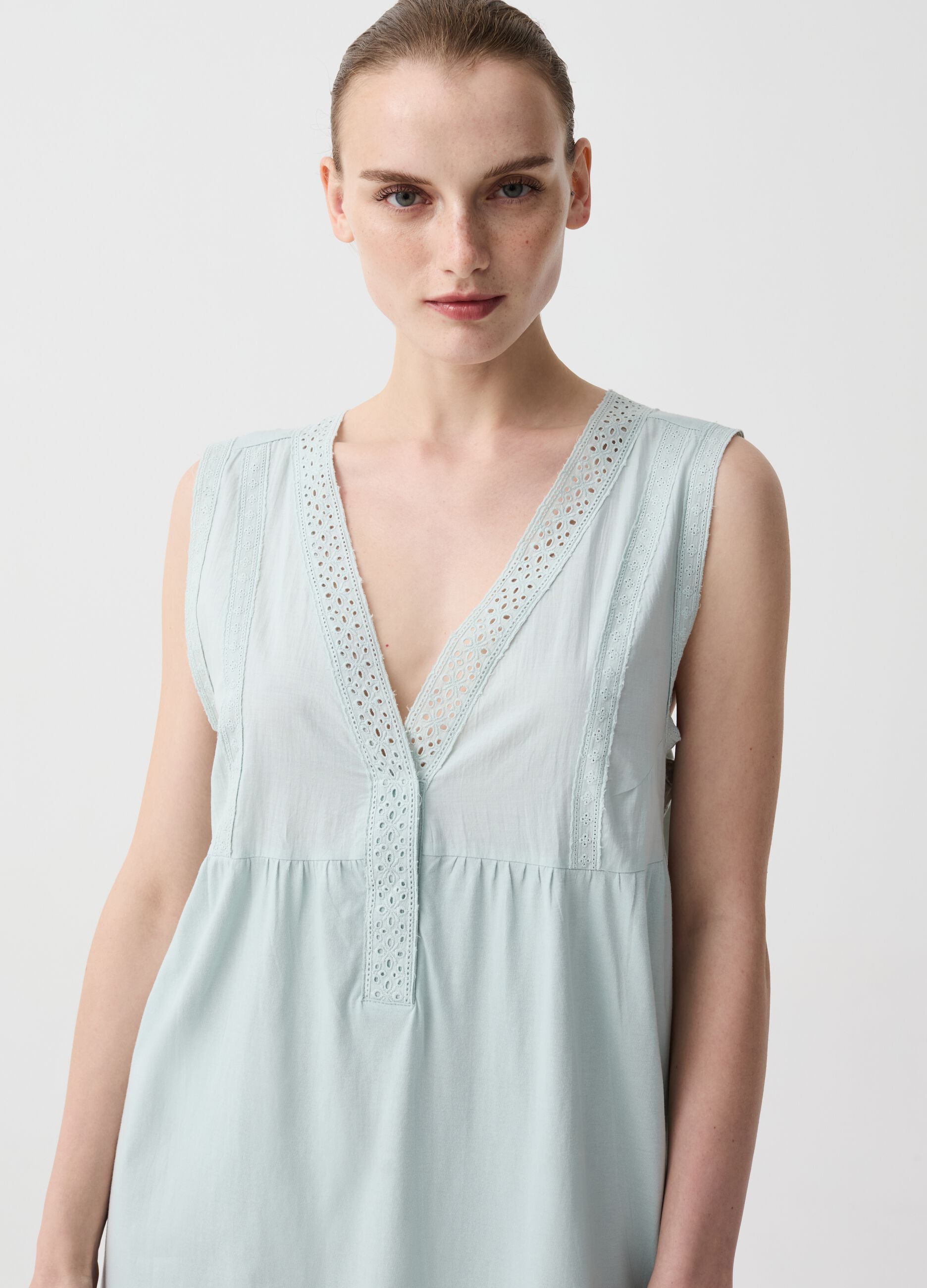 Nightdress with V neck and broderie anglaise