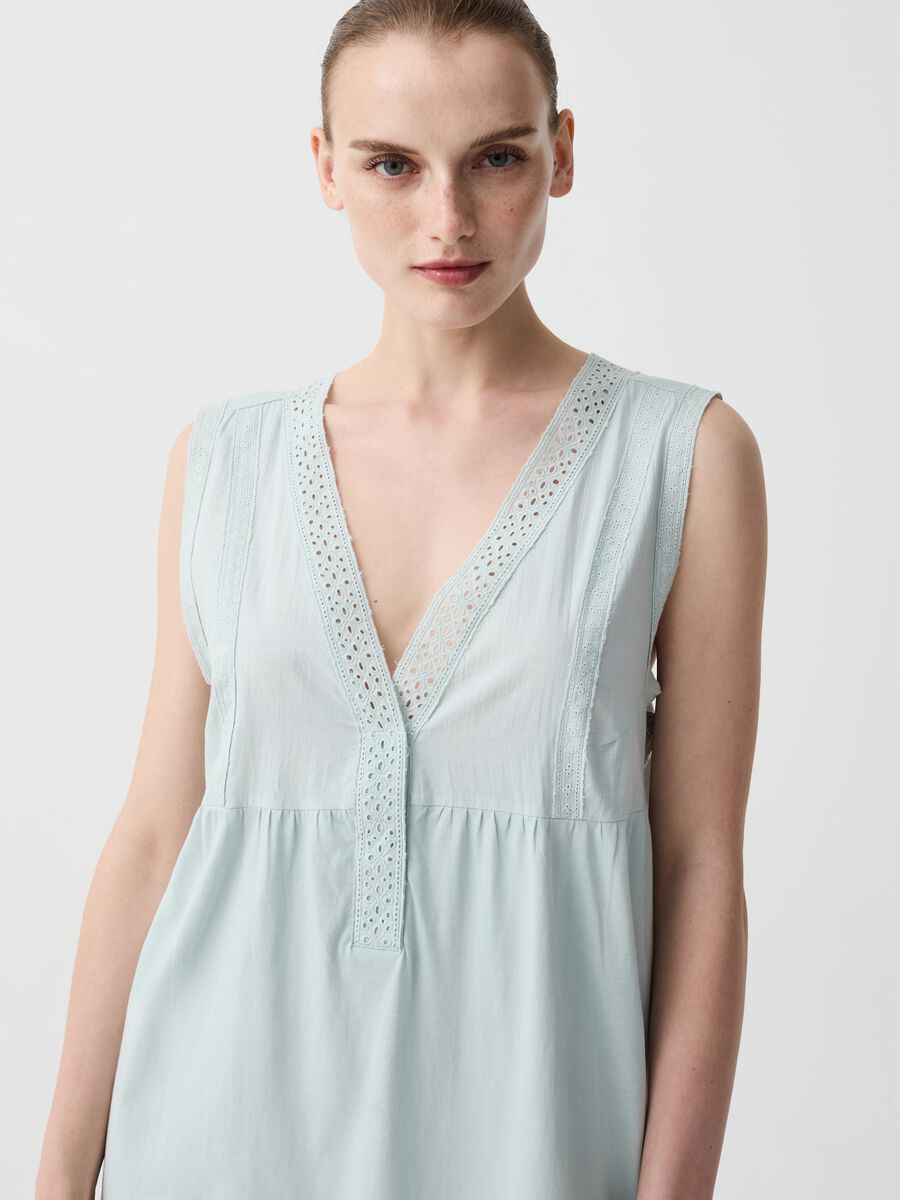 Nightdress with V neck and broderie anglaise_2