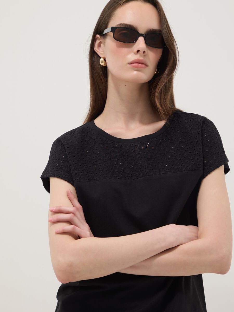 Camiseta negra de algod&oacute;n puro con inserto de encaje perforado_1