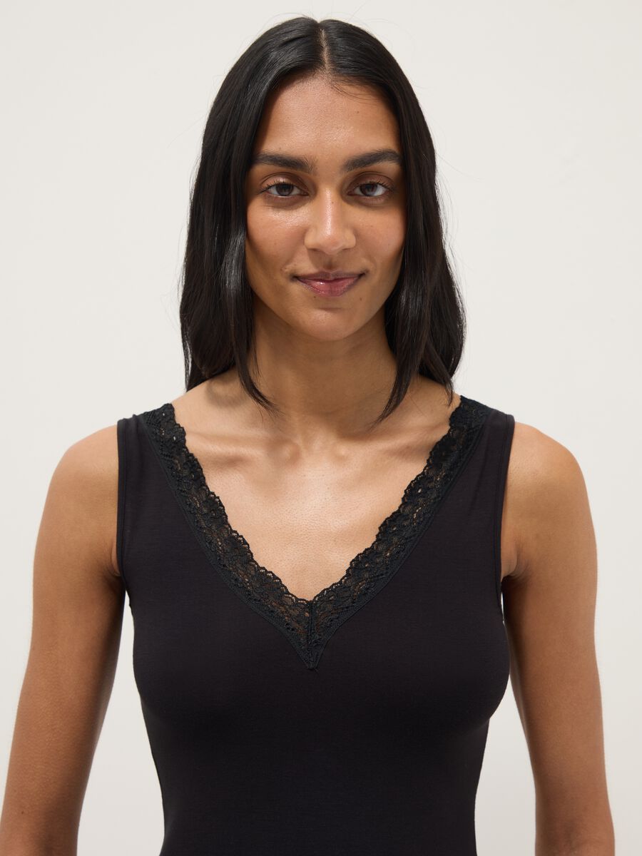 Black stretchy viscose tank top regular fit deep V with lace_1