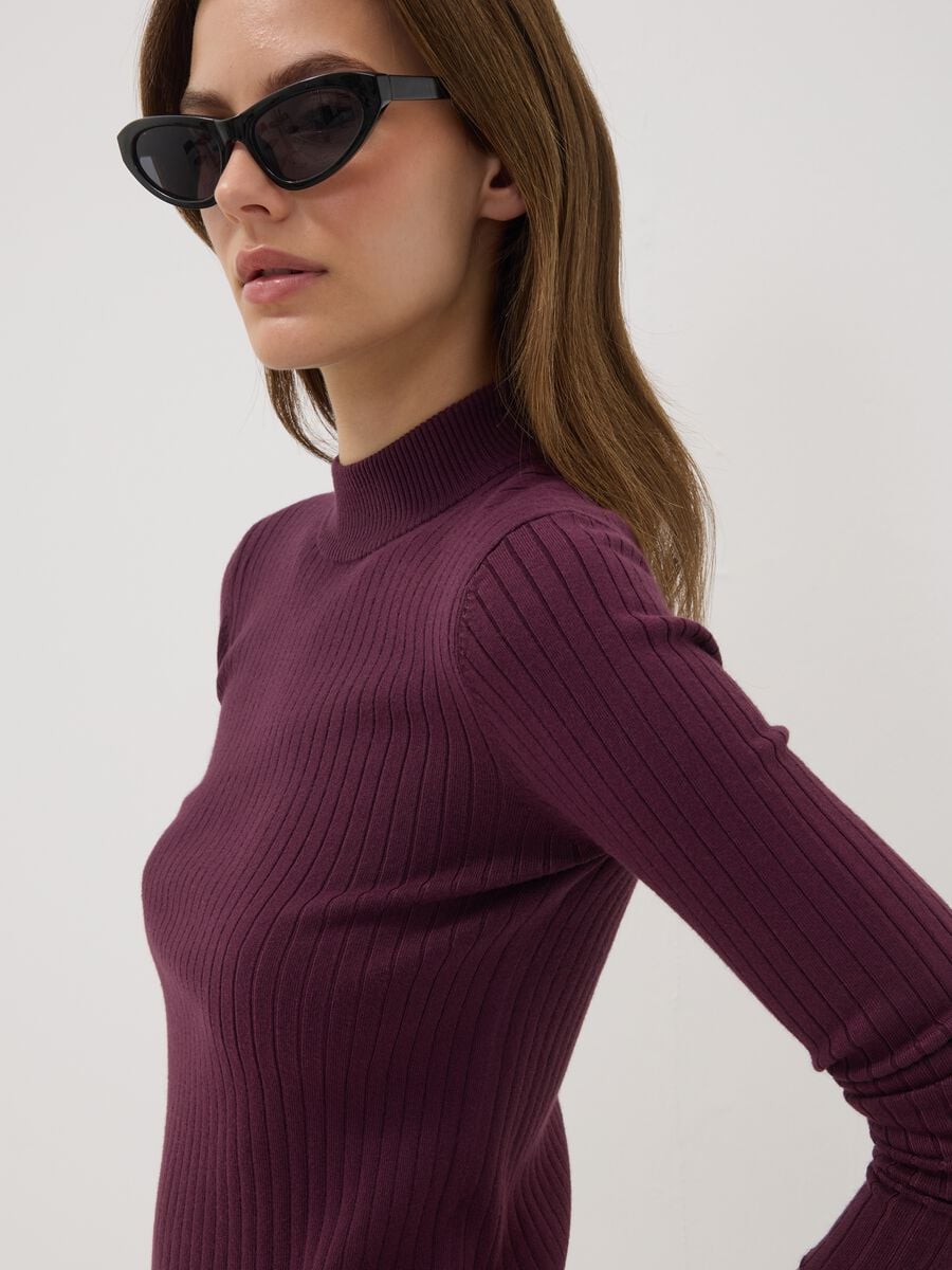 Violettes Rippstrick-Top aus Viskose-Mix mit Stehkragen_1