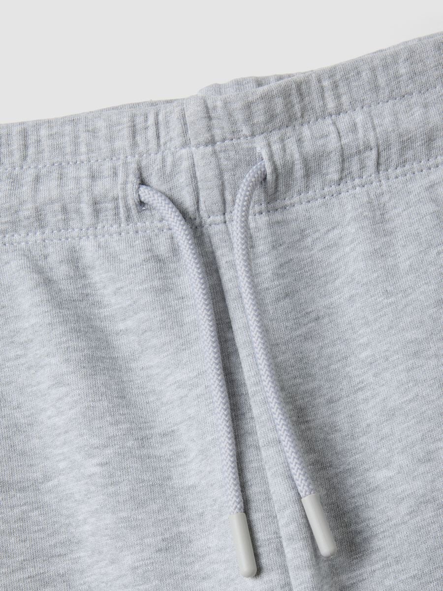 Grey pure cotton joggers with varsity print for boys_5