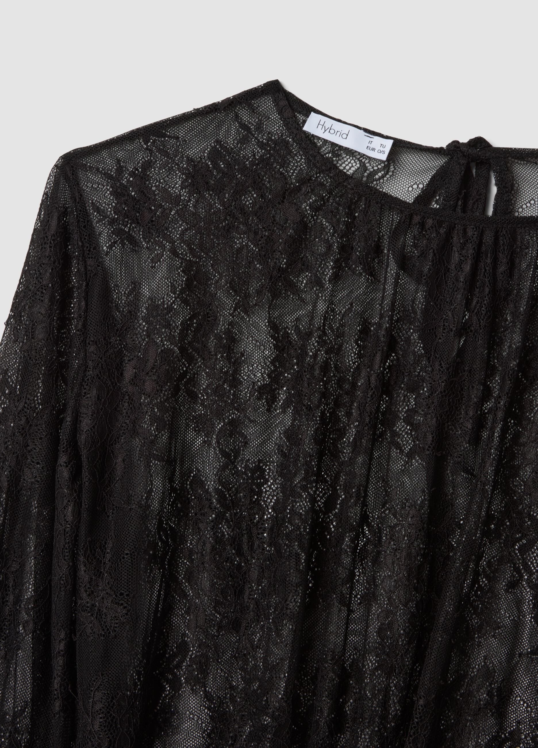 Blusa negra el&aacute;stica con encaje transparente, corte regular