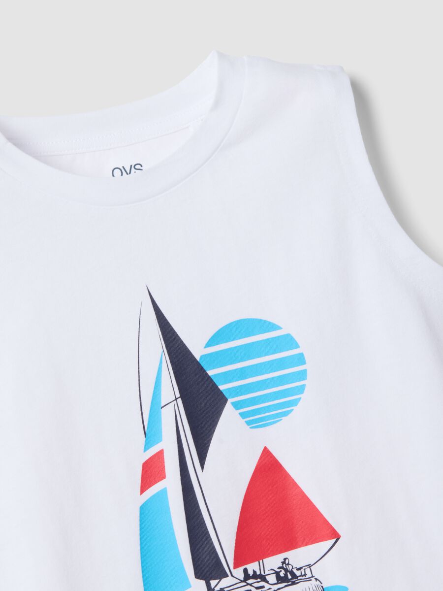 D&eacute;bardeur gar&ccedil;on blanc 100 % coton avec imprim&eacute; voilier_2