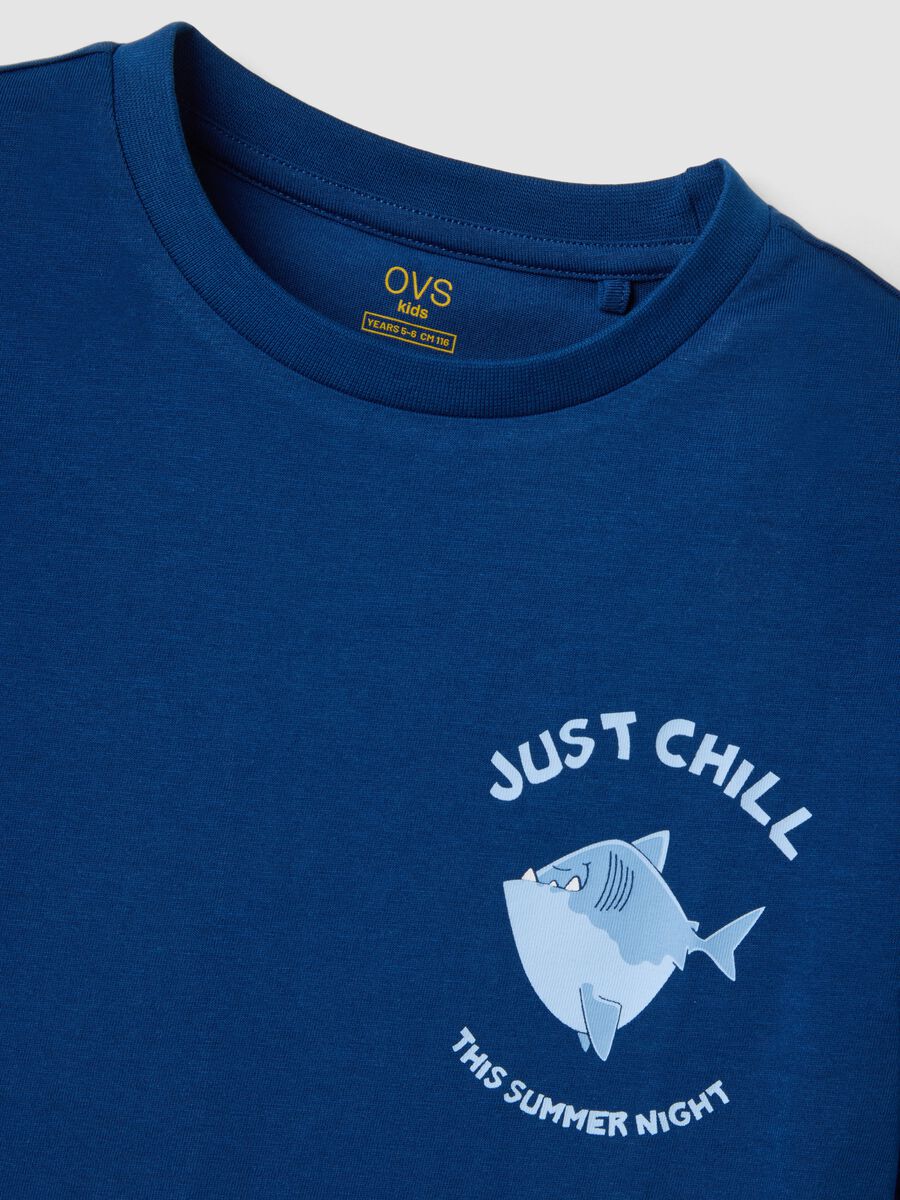 Pigiama corto in puro cotone multicolor da bambino con pesci_2