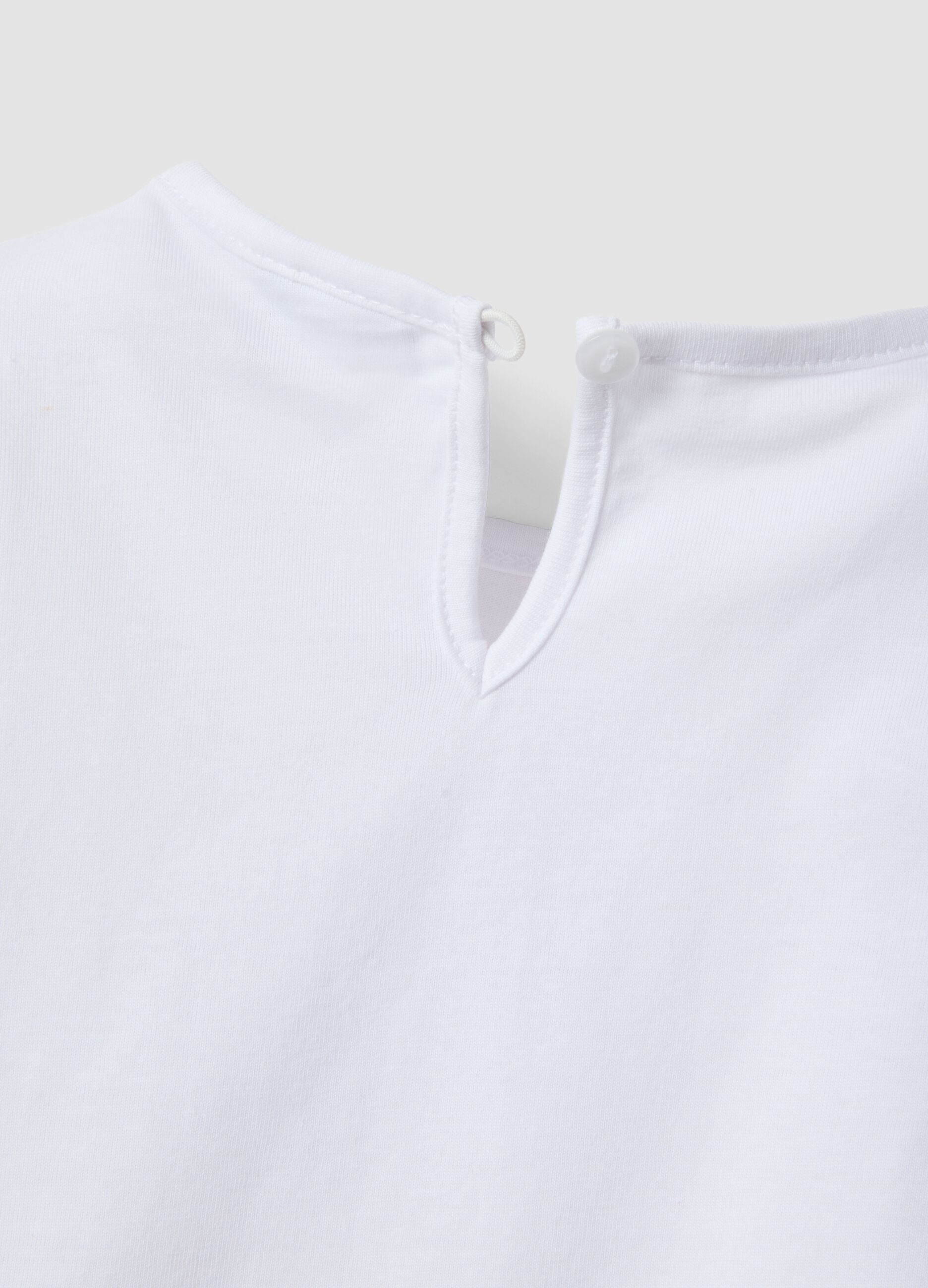 T-shirt branca em algod&atilde;o org&acirc;nico para menina com estampado e folhos