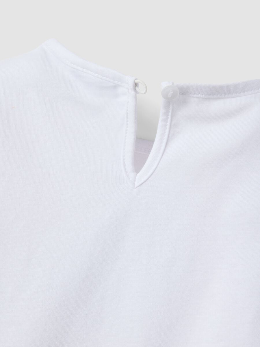 T-shirt branca em algod&atilde;o org&acirc;nico para menina com estampado e folhos_3