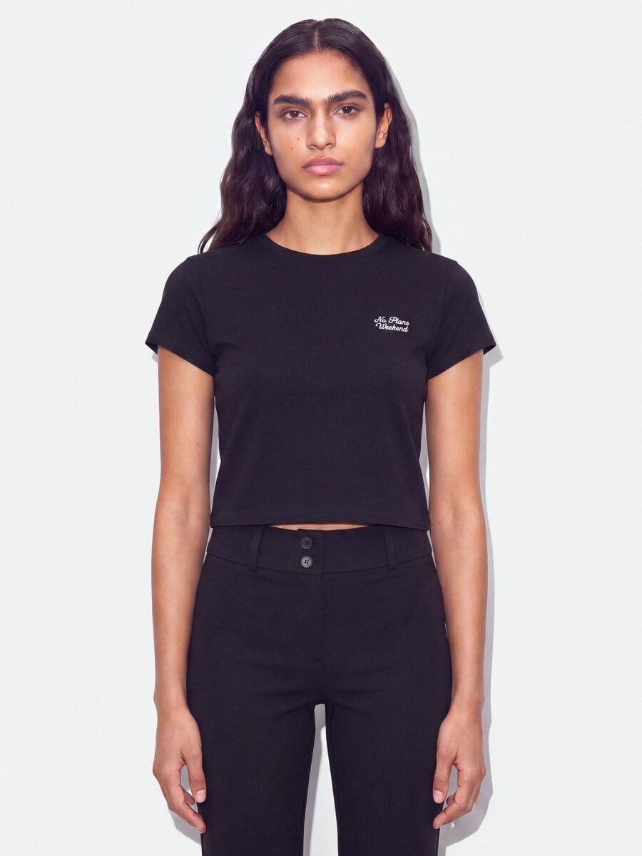 Schwarzes Crop-T-Shirt aus reiner Baumwolle mit Rundhalsausschnitt und Print_0