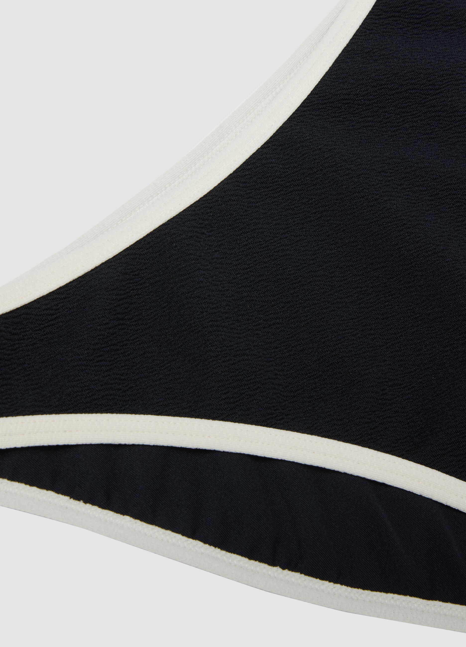 Slip de banho preto em tecido el&aacute;stico com debrum branco