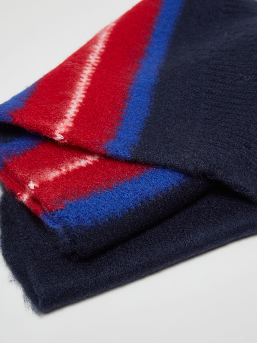 Knitted scarf with stripes_2