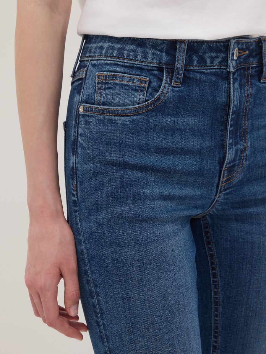 Blaue Flare-Jeans aus Stretch-Baumwolle_3