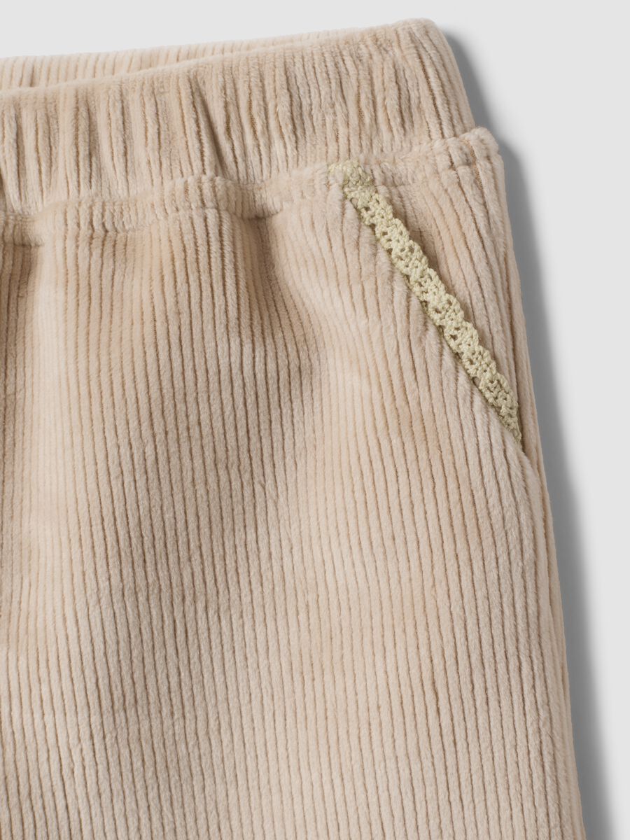 Pantaloni beige in tessuto elasticizzato a coste per neonata_2