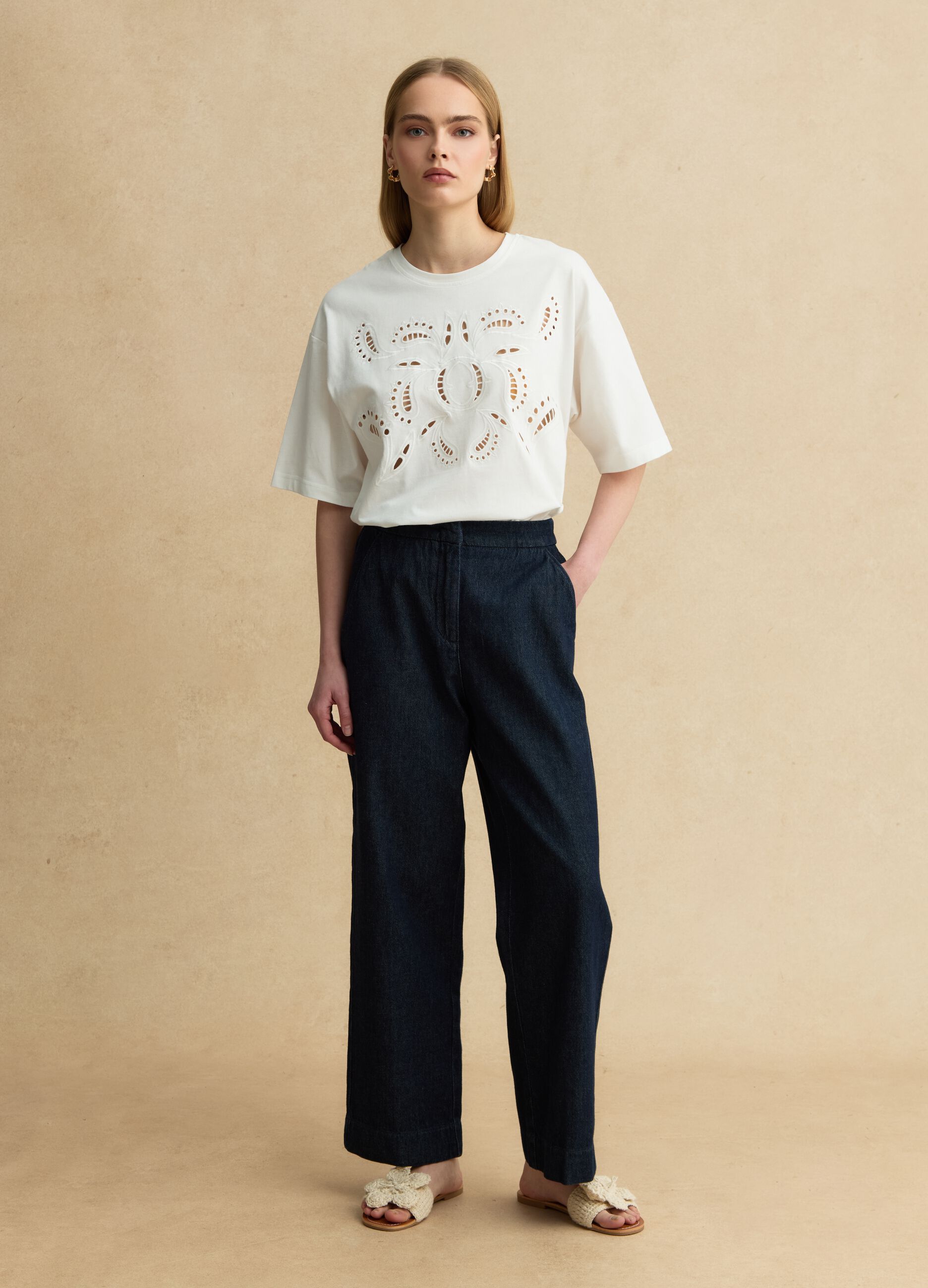 T-shirt branca regular fit em algod&atilde;o puro com bordado vazado
