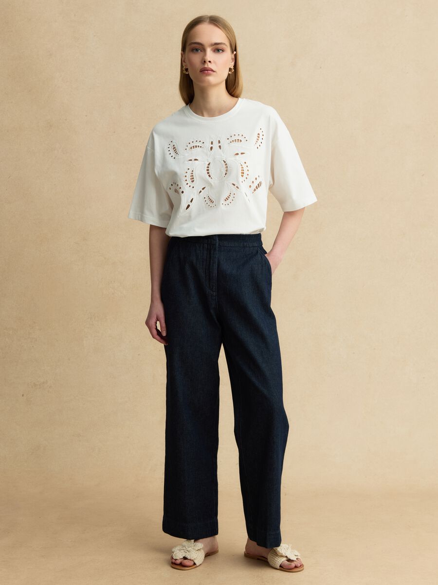 T-shirt branca regular fit em algod&atilde;o puro com bordado vazado_3