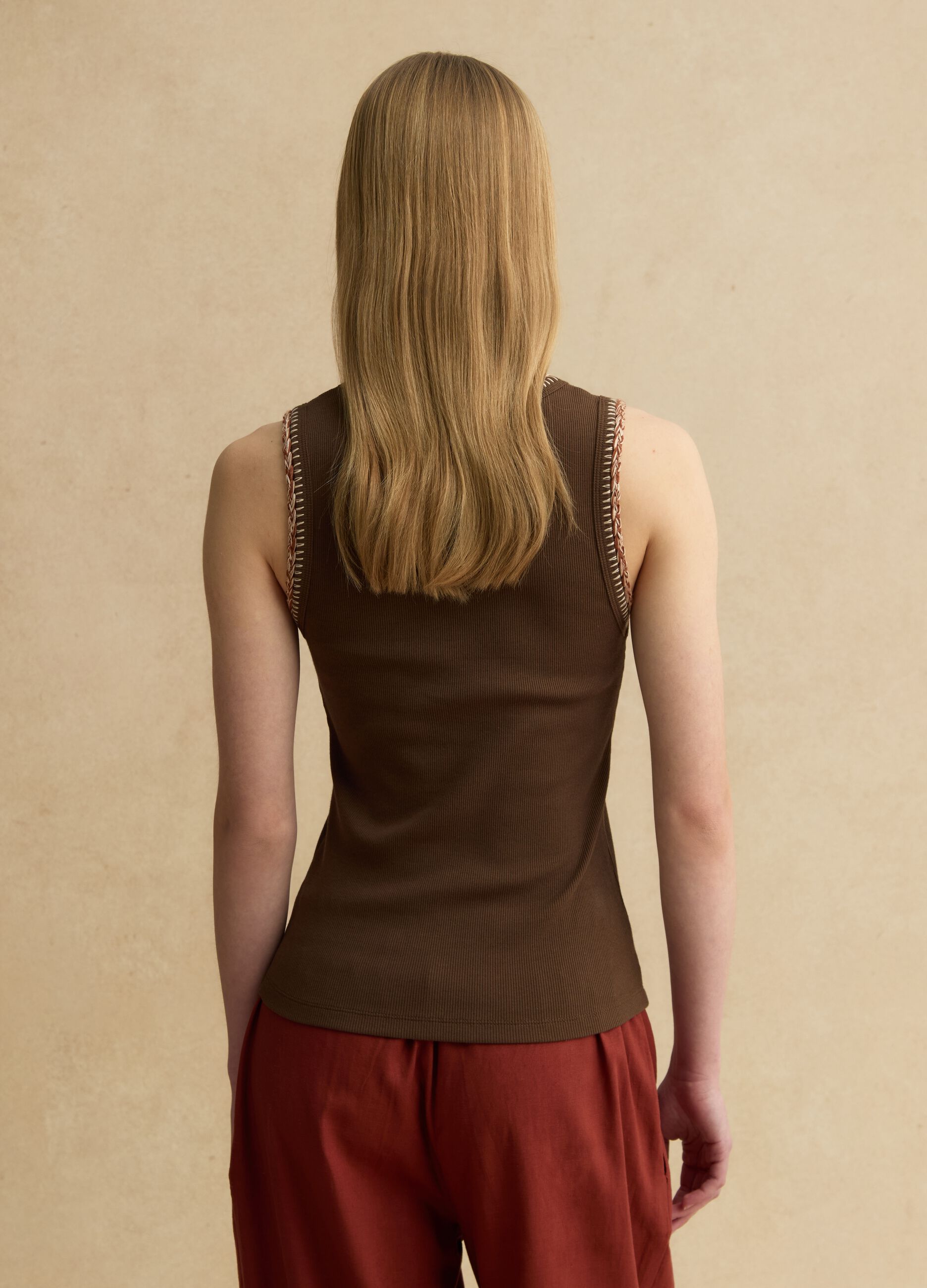 Camiseta sin mangas de algod&oacute;n el&aacute;stico marr&oacute;n ajuste regular con bordes bordados