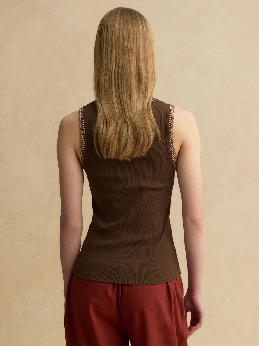 Braunes Tanktop aus Stretch-Baumwolle mit regul&auml;rer Passform und Stickerei-Kanten_3