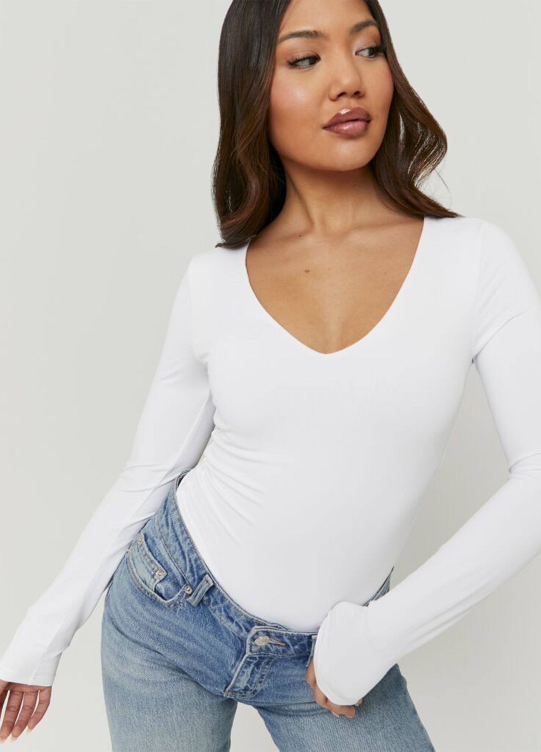 Weisses Longsleeve mit tiefem V-Ausschnitt aus reiner Baumwolle, Regular Fit