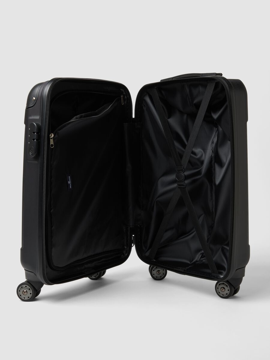 Black hard-shell travel suitcase with wheels_3