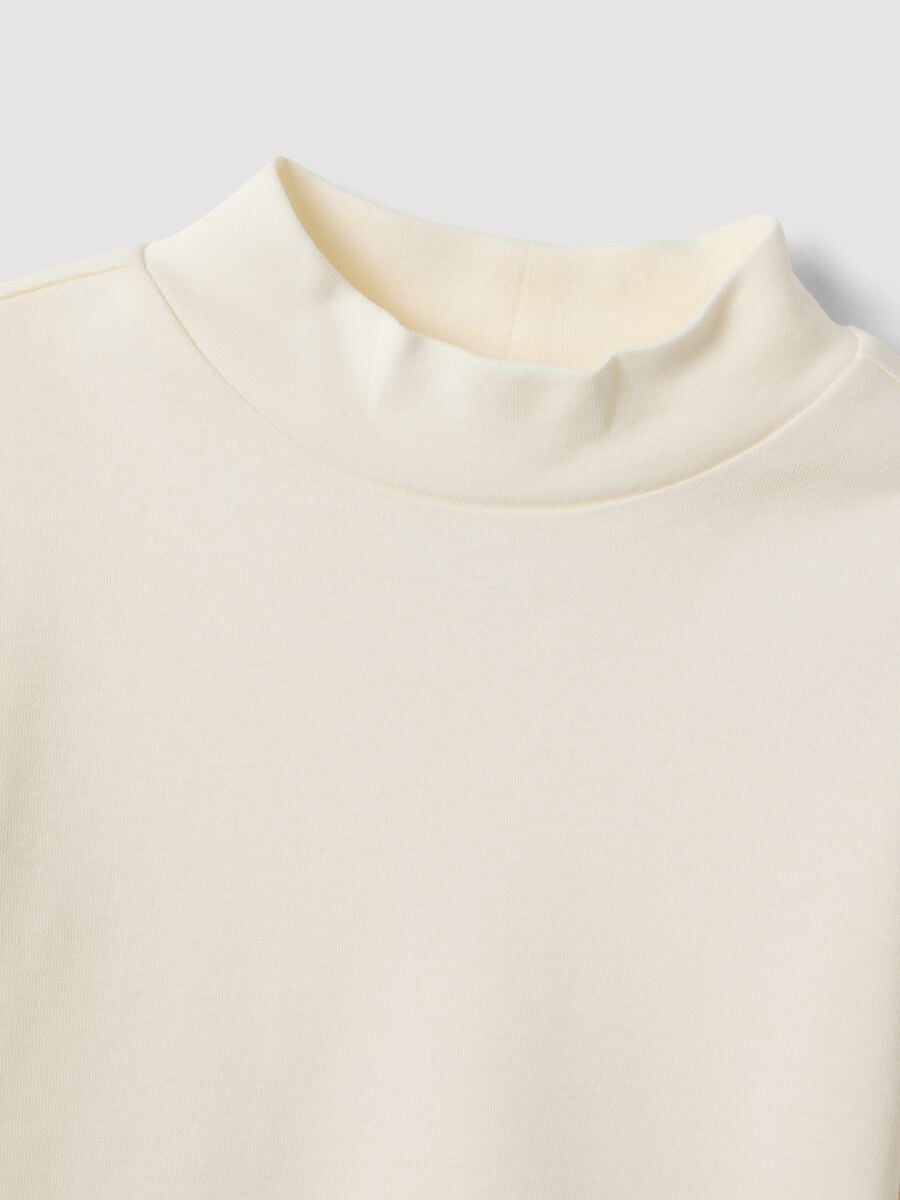 Wei&szlig;es T-Shirt aus reiner Bio-Baumwolle mit Stehkragen_2