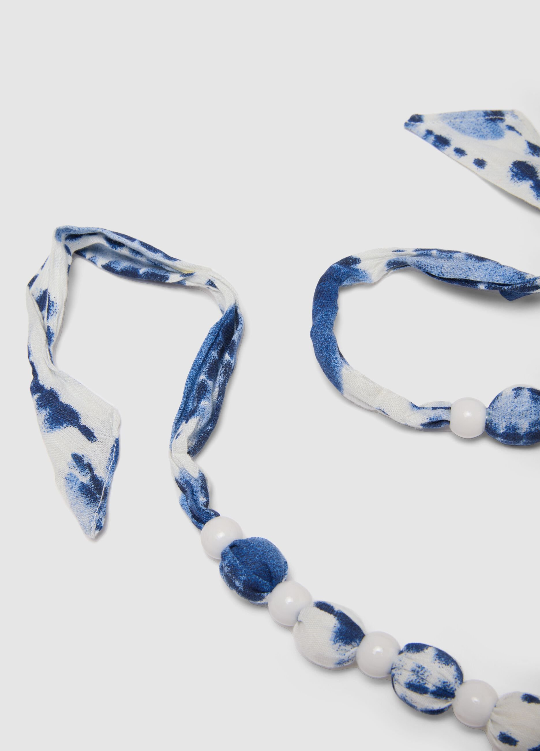 Colar multicolorido com p&eacute;rolas e franja