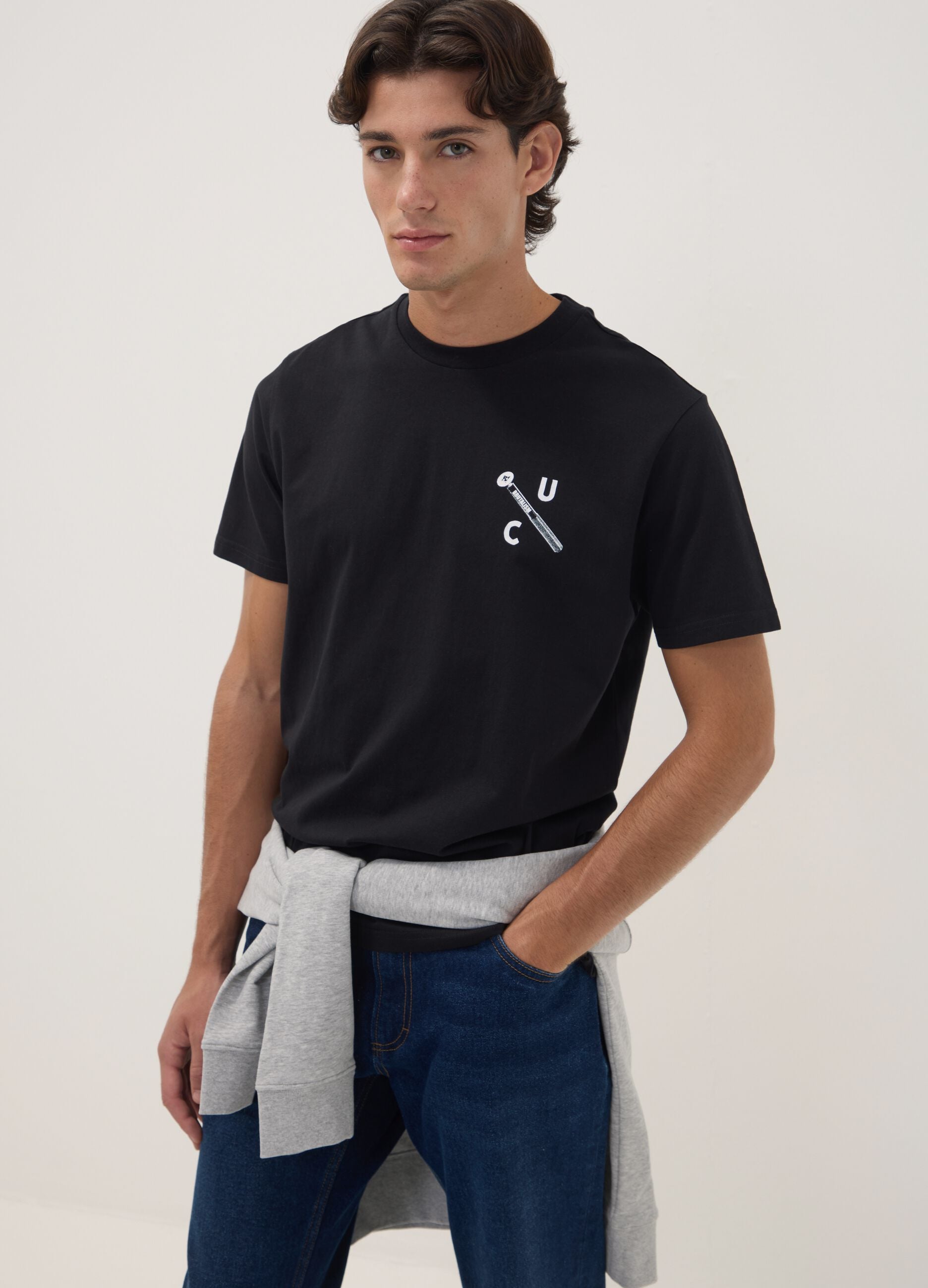 T-shirt preta em algod&atilde;o puro com decote redondo e estampado