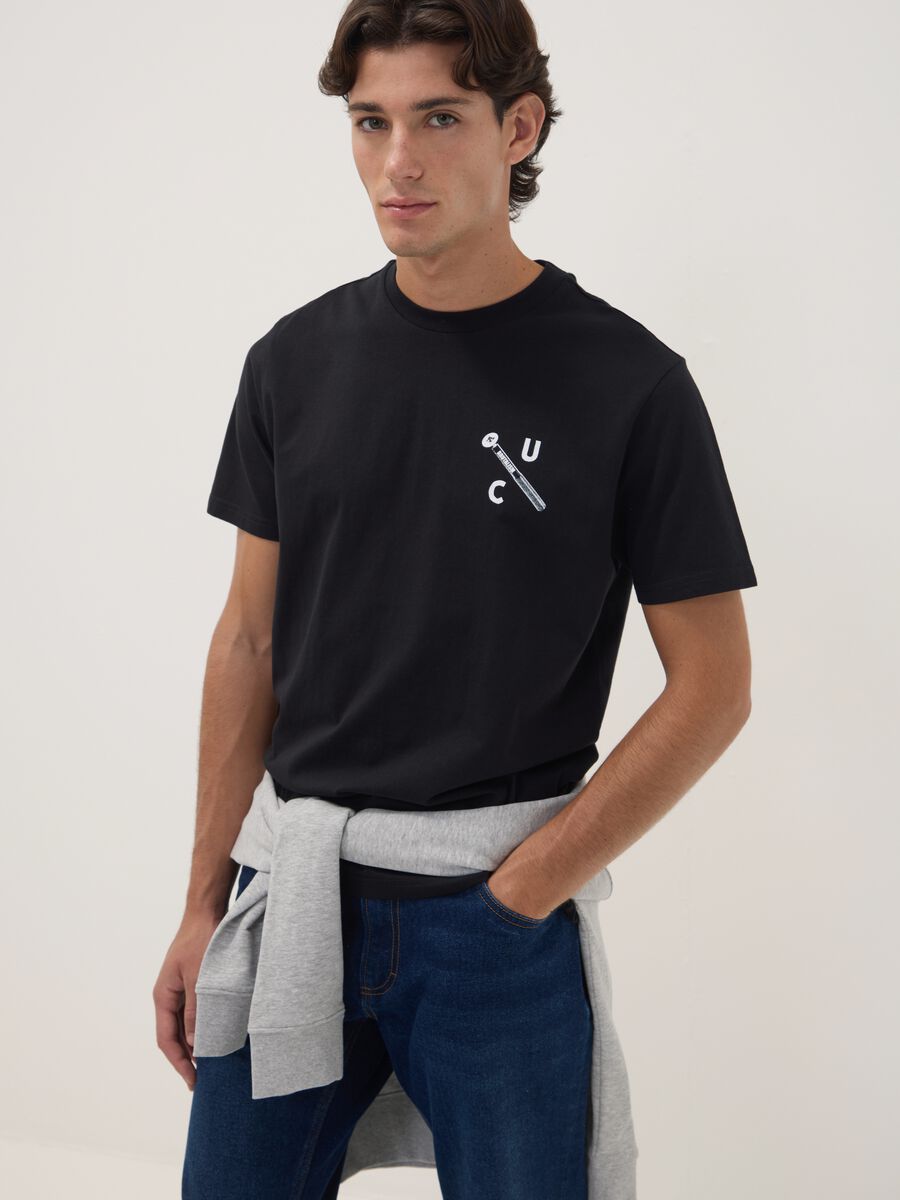 Schwarzes T-Shirt aus reiner Baumwolle mit Rundhalsausschnitt und Print_0