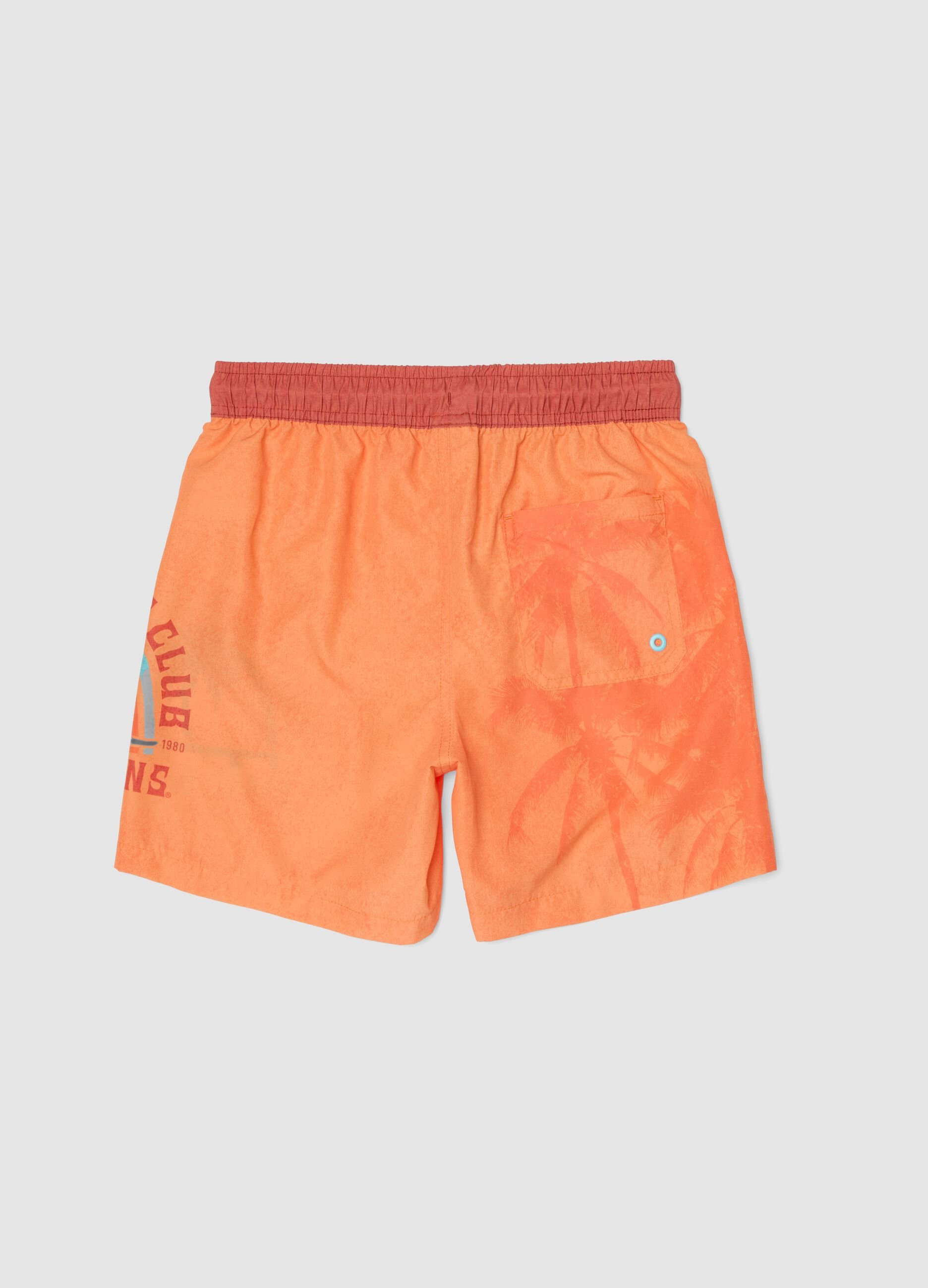 Orangefarbene Jungen-Badeshorts mit Tropenprint