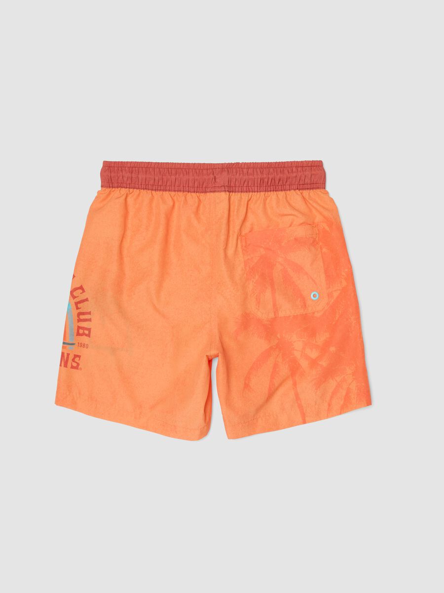 Orangefarbene Jungen-Badeshorts mit Tropenprint_1