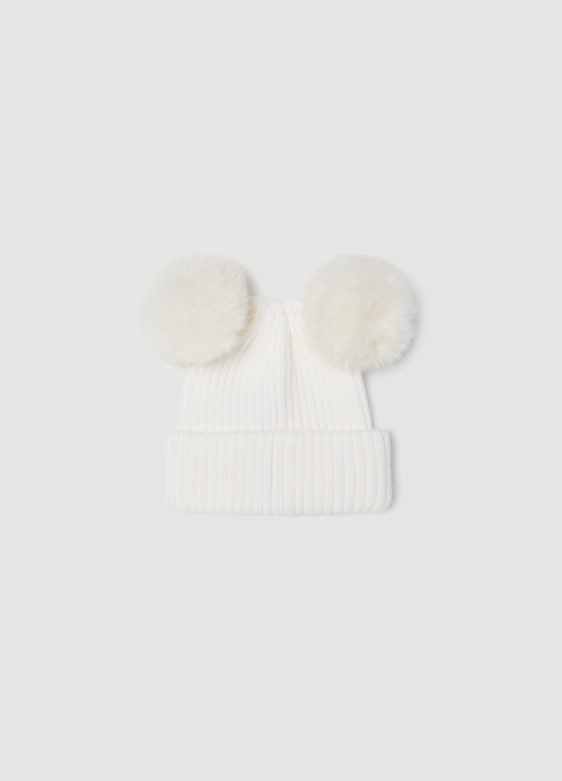 Gorro branco em malha canelada com la&ccedil;o e pompons
