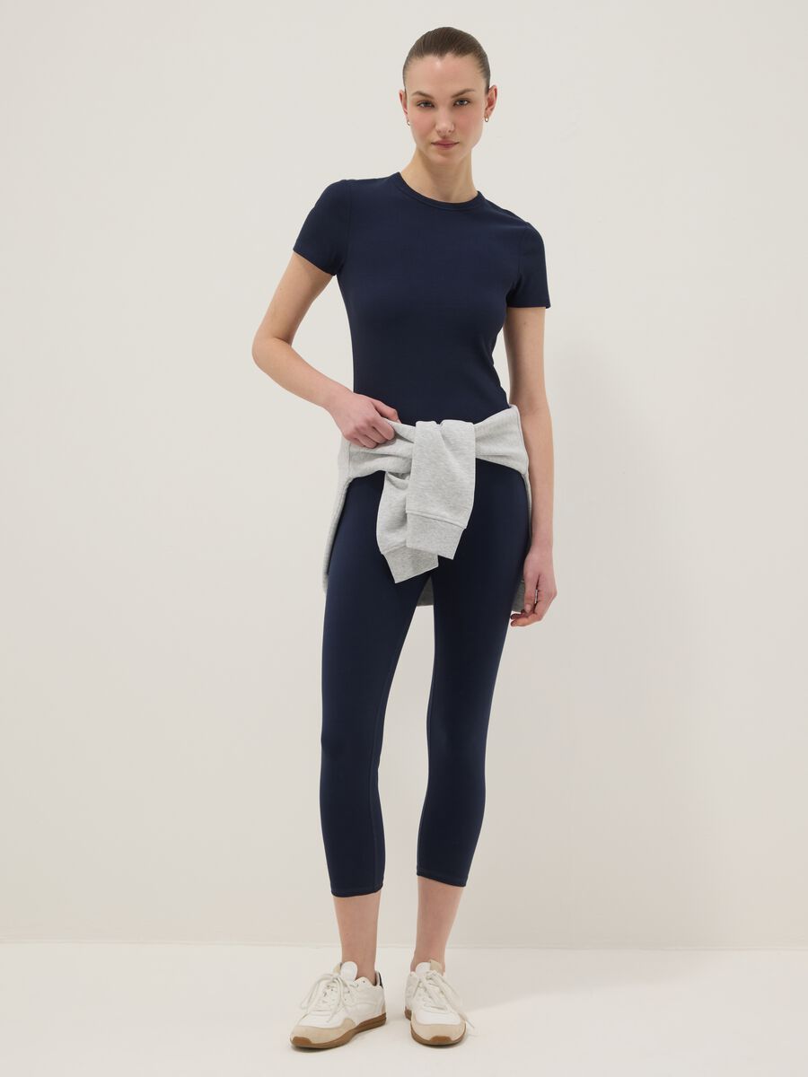 Blaue fitted T-Shirt mit kurzen &Auml;rmeln aus Stretch-Baumwolle_3