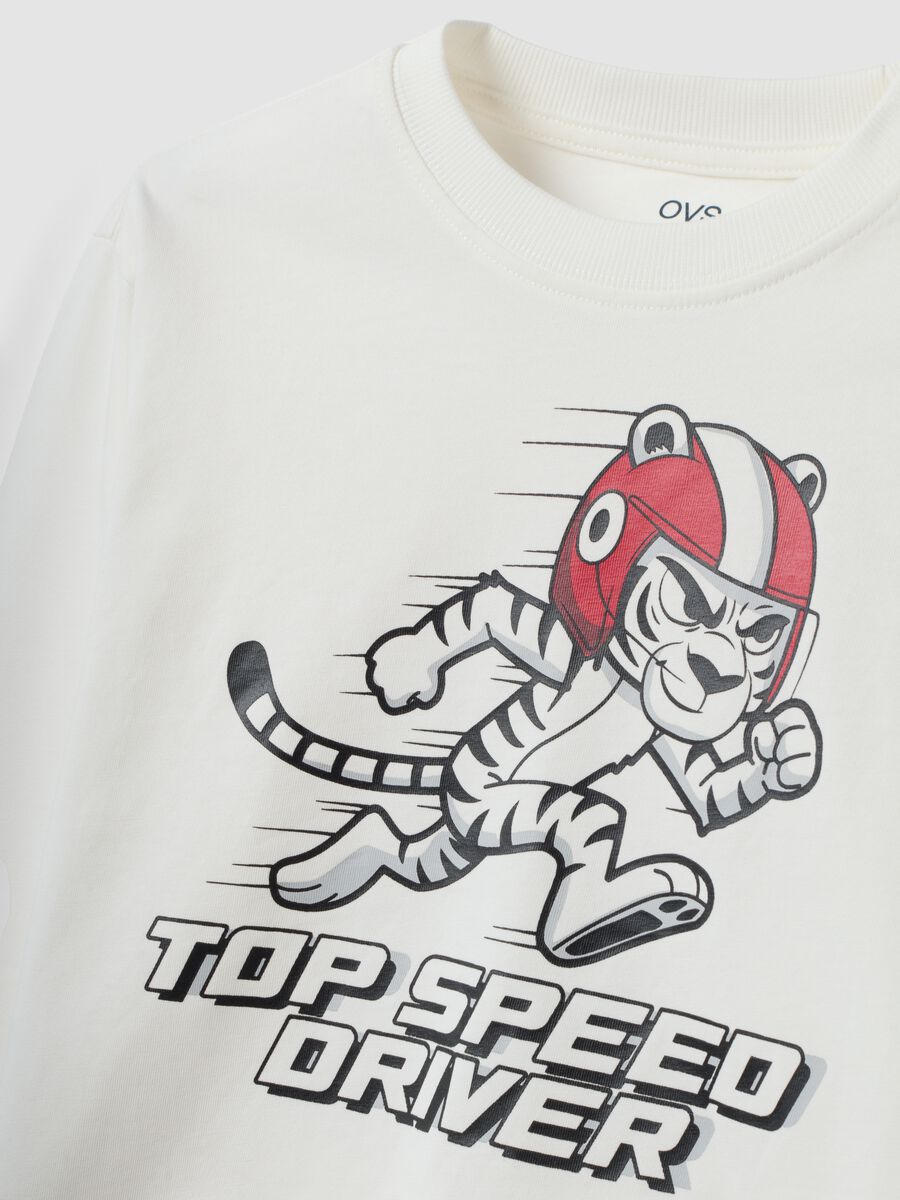 T-shirt bianca in puro cotone con girocollo e stampa Top Speed Driver_2