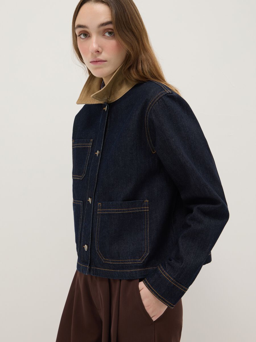 Regular Fit-Jacke aus blauem Baumwollstoff mit kontrastierendem Kragen und Taschen_3
