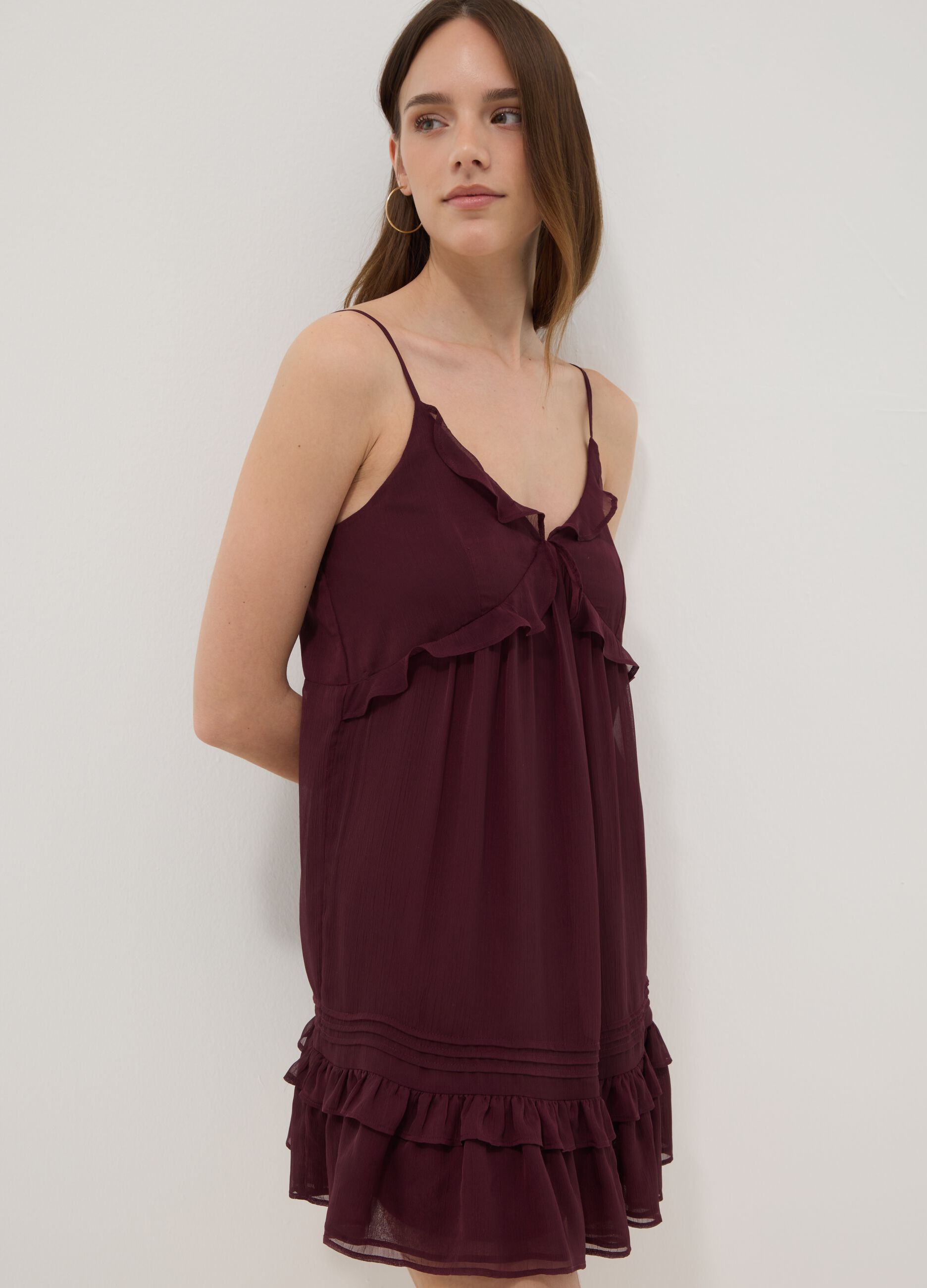Violettes Minikleid mit Volants und tiefem Ausschnitt