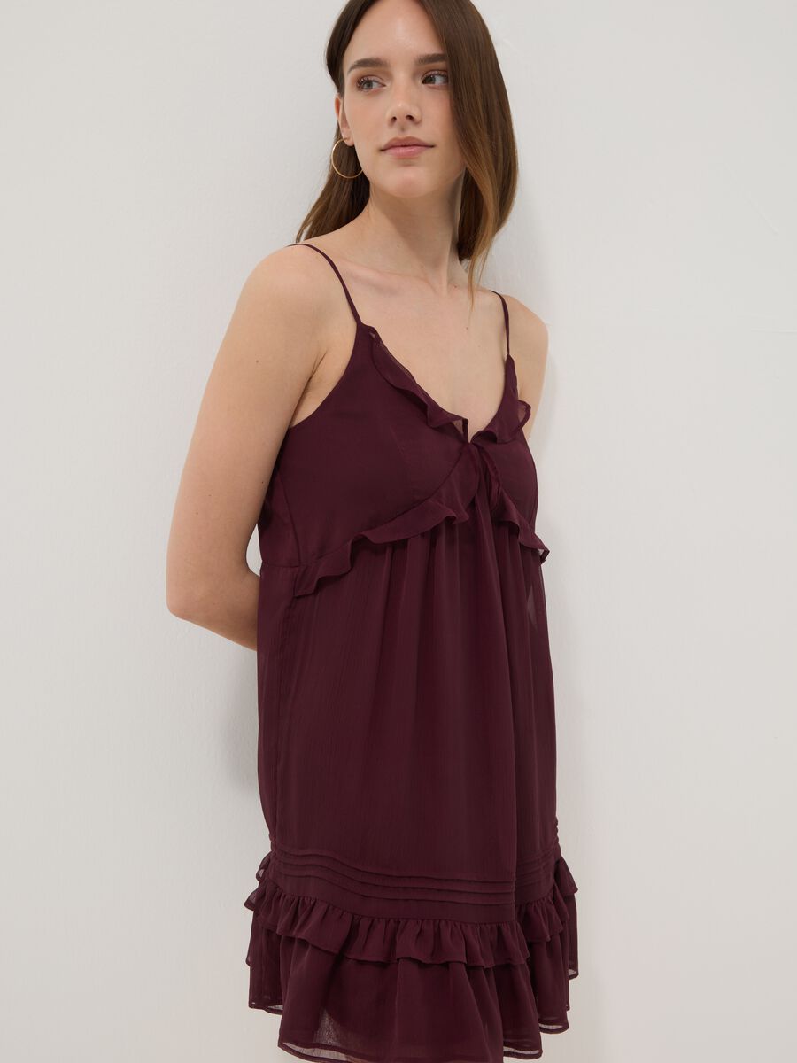 Violettes Minikleid mit Volants und tiefem Ausschnitt_1