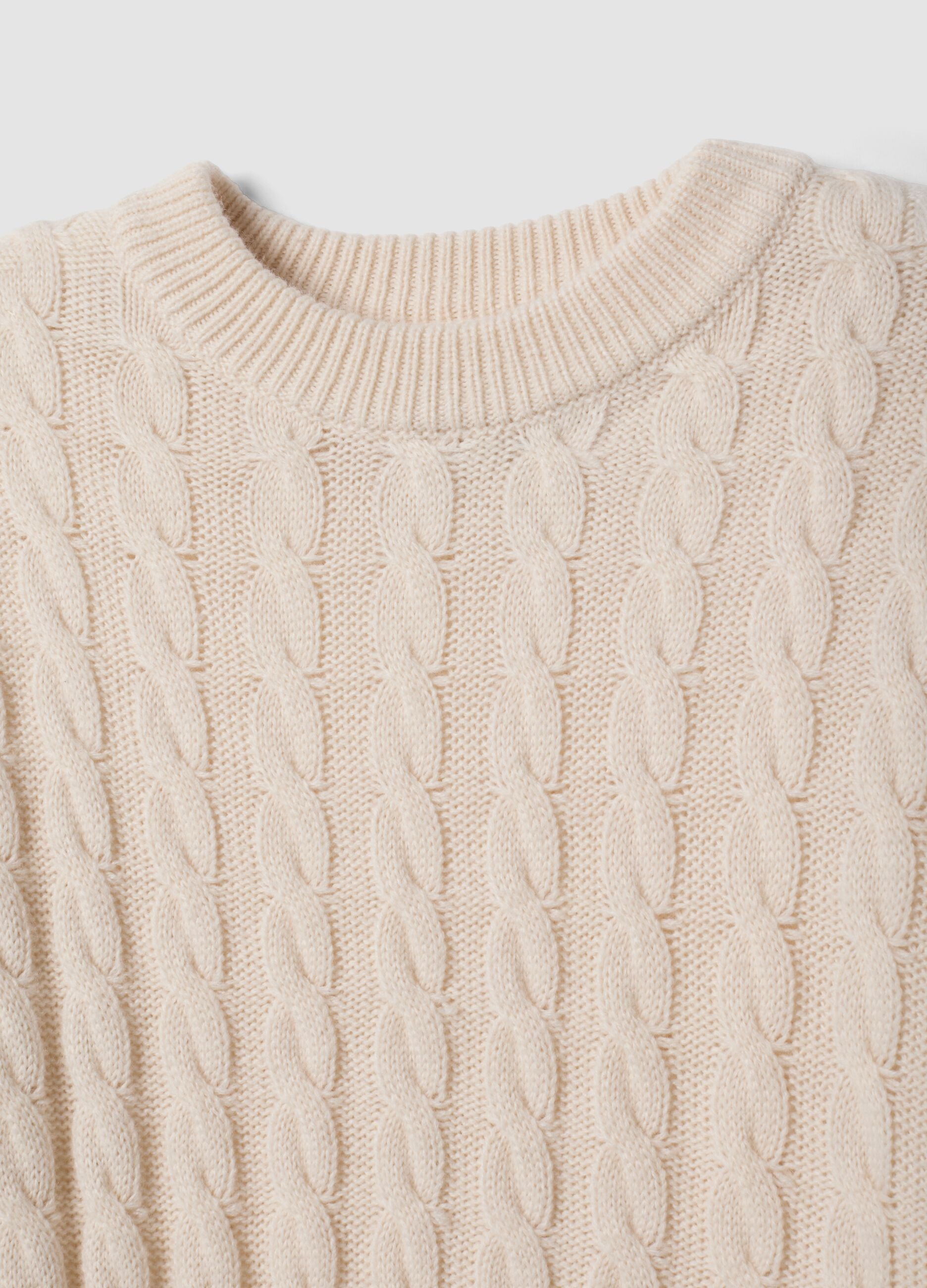 Maglia beige in misto lana a trecce con girocollo over fit