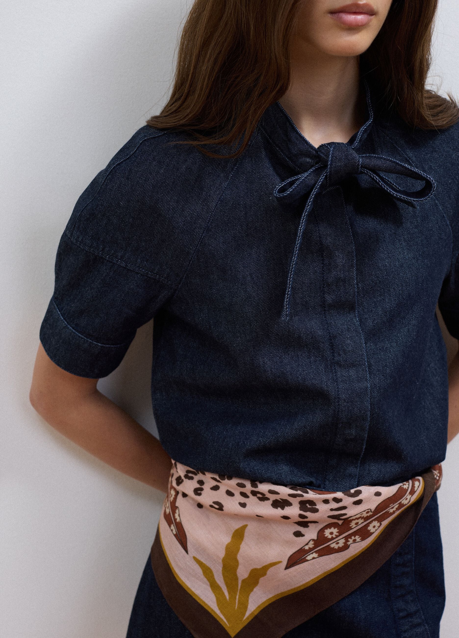 Regular-Fit Jeanshemd aus reiner Baumwolle mit kurzem Arm und Bindeband