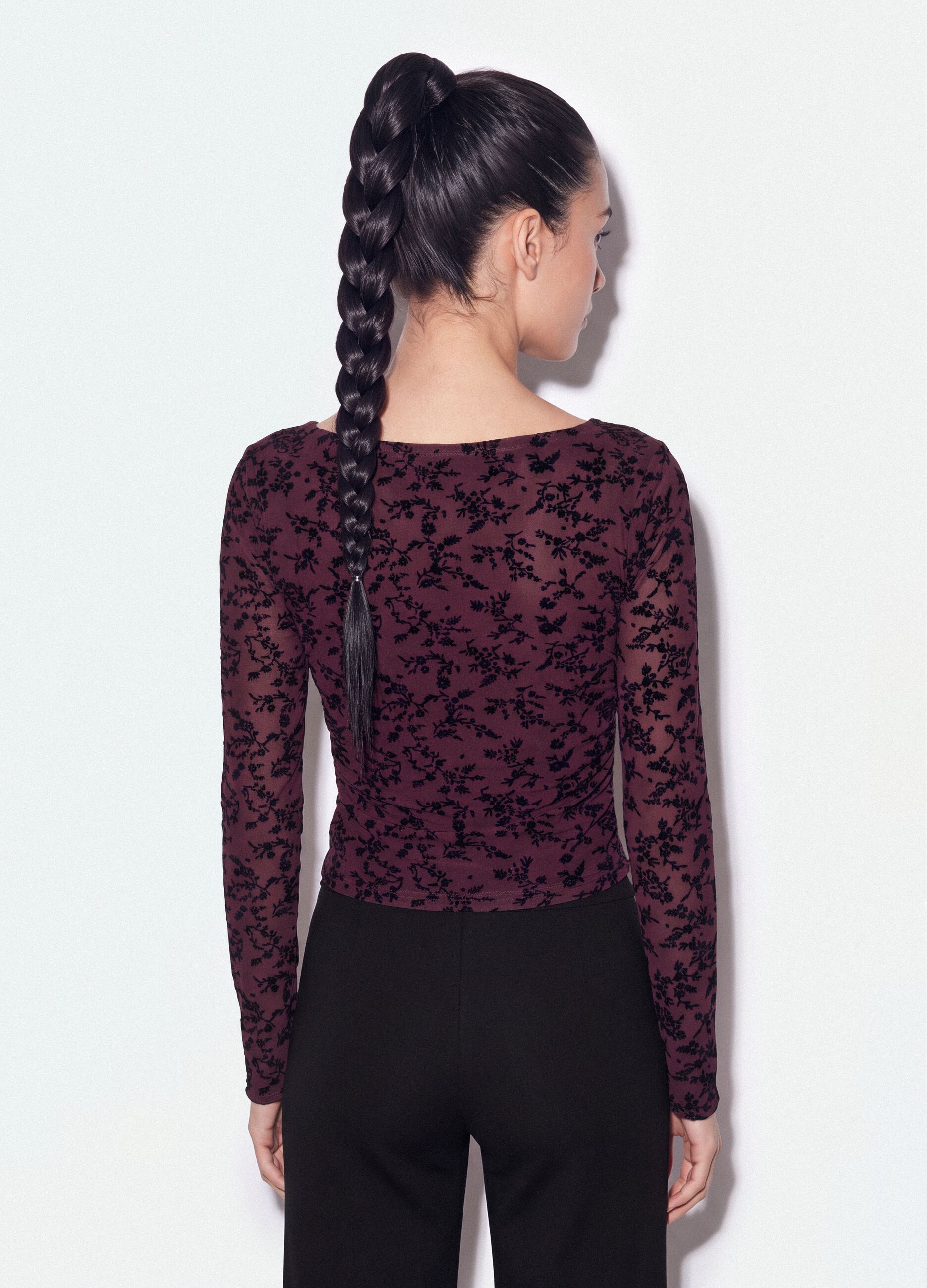 Violettes Stretch-T-Shirt mit beflocktem Blumenmotiv