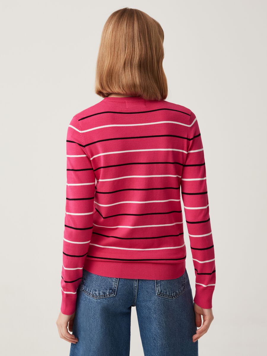 Pullover with round neck and fine stripes_2